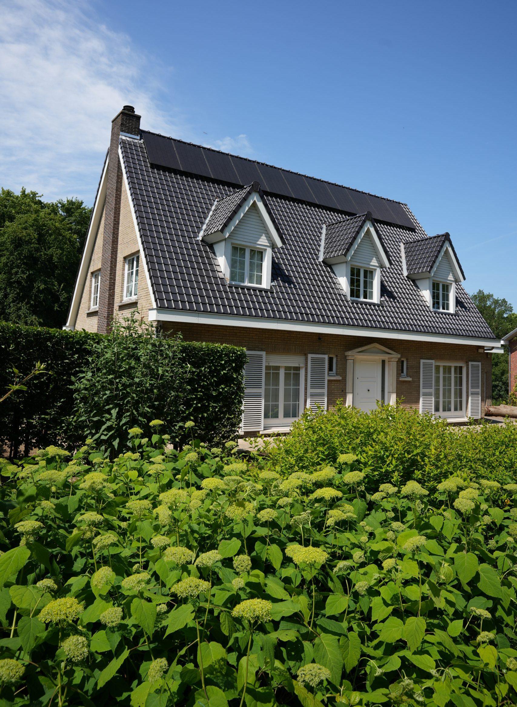 Woning met een vernieuwd pannendak en zonnepanelen
