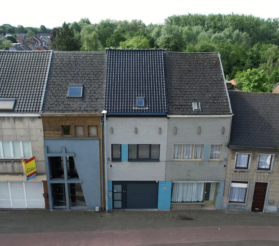 Rij gerenoveerde rijwoningen met nieuwe daken
