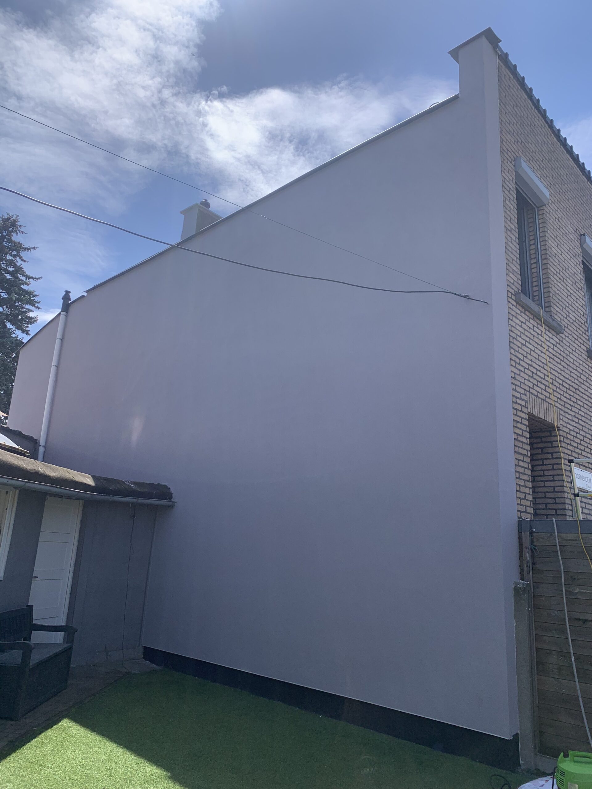 Zijgevel van een woning na renovatie
