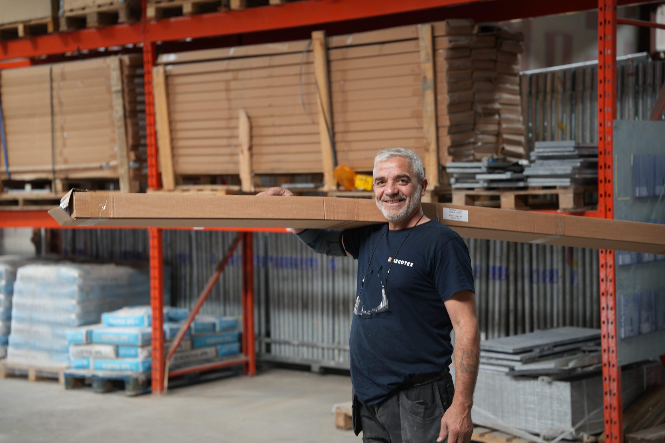 Een medewerker in het magazijn van Recotex