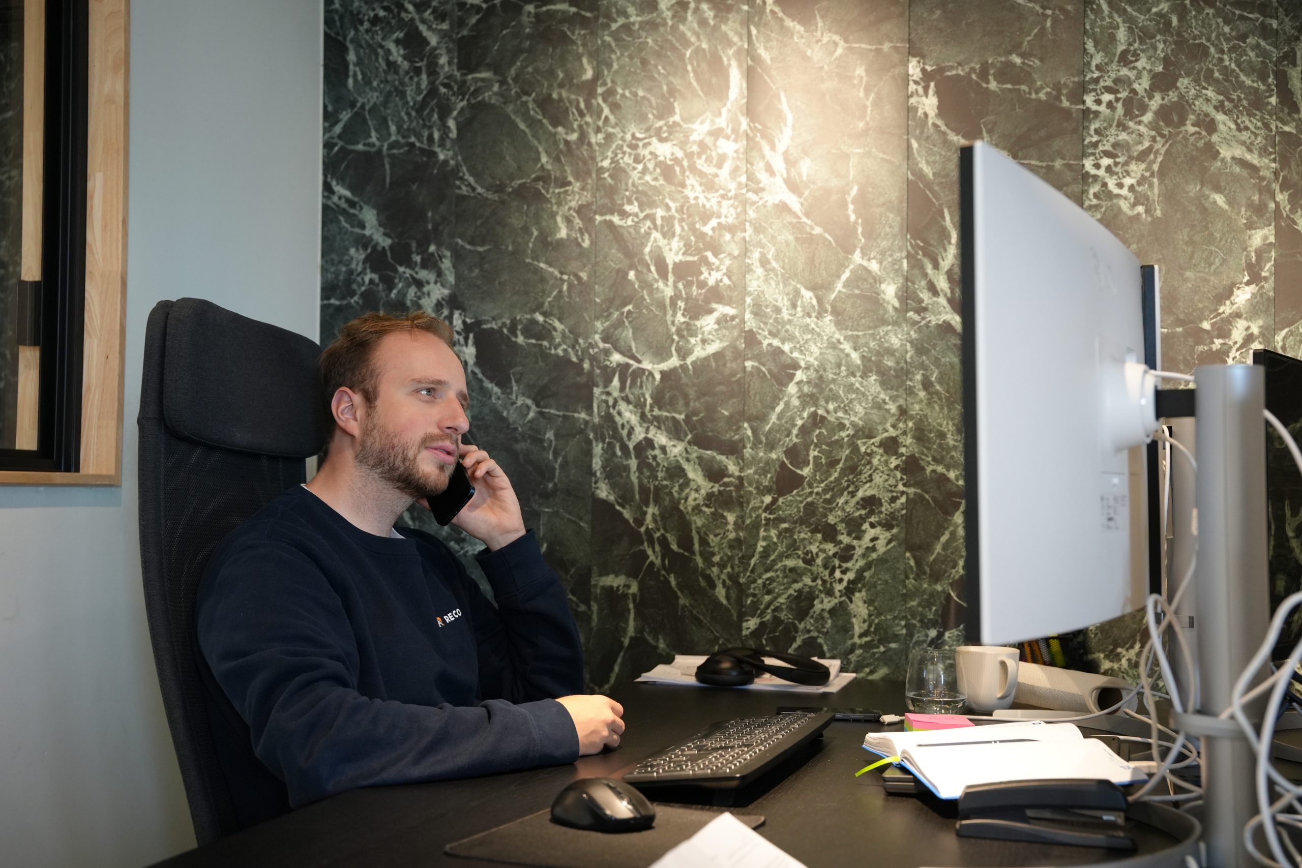 Medewerker van Recotex aan het werk op kantoor