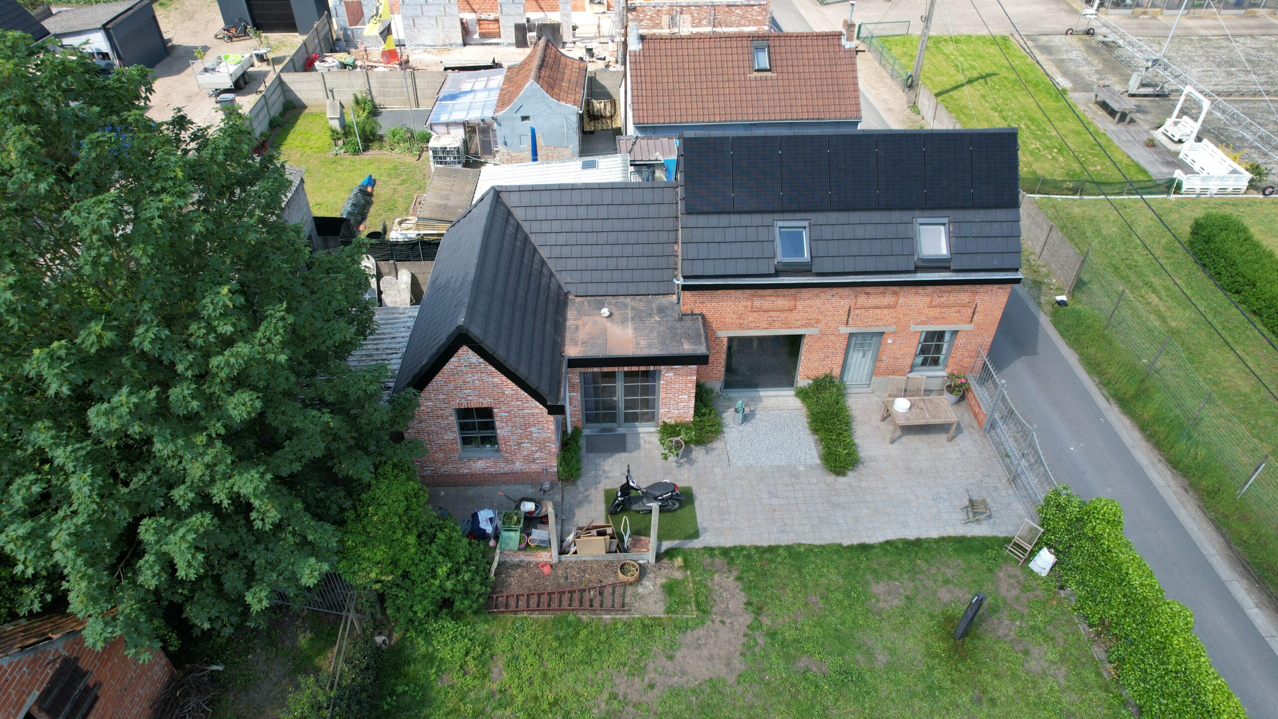 Luchtfoto van woningen met vernieuwde daken