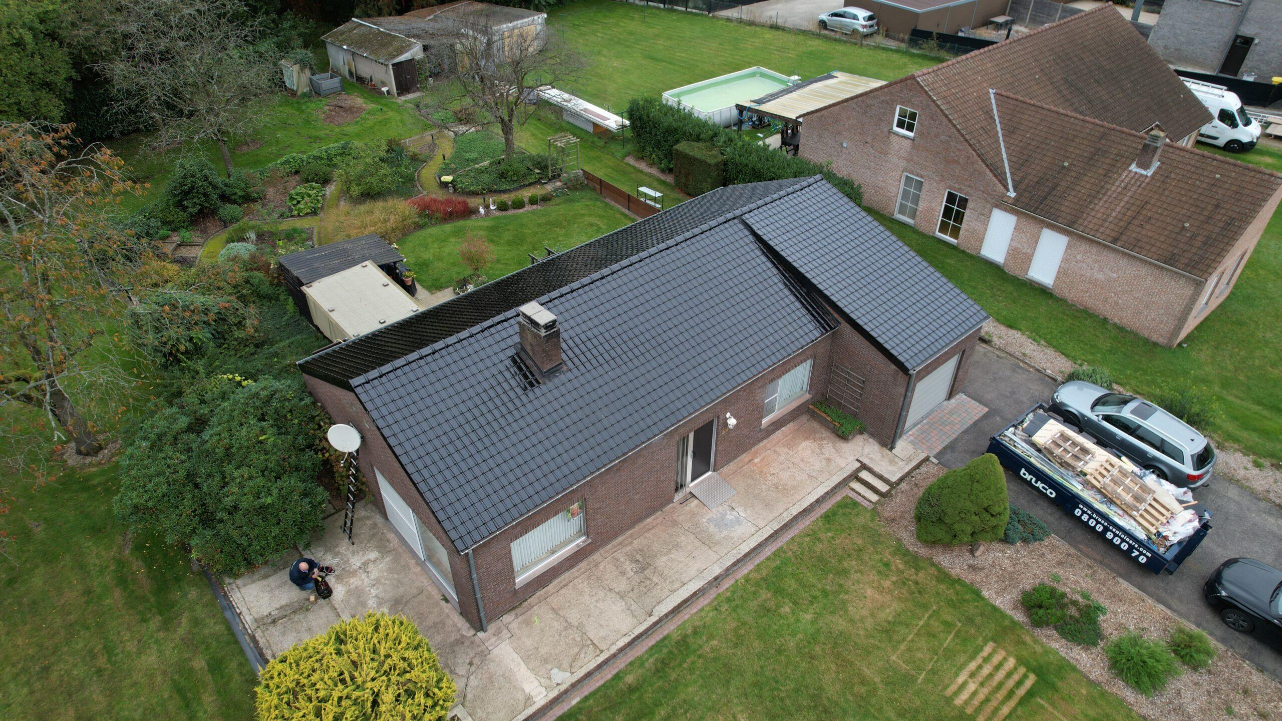 Luchtfoto van een vrijstaande woning met een nieuw donker pannendak