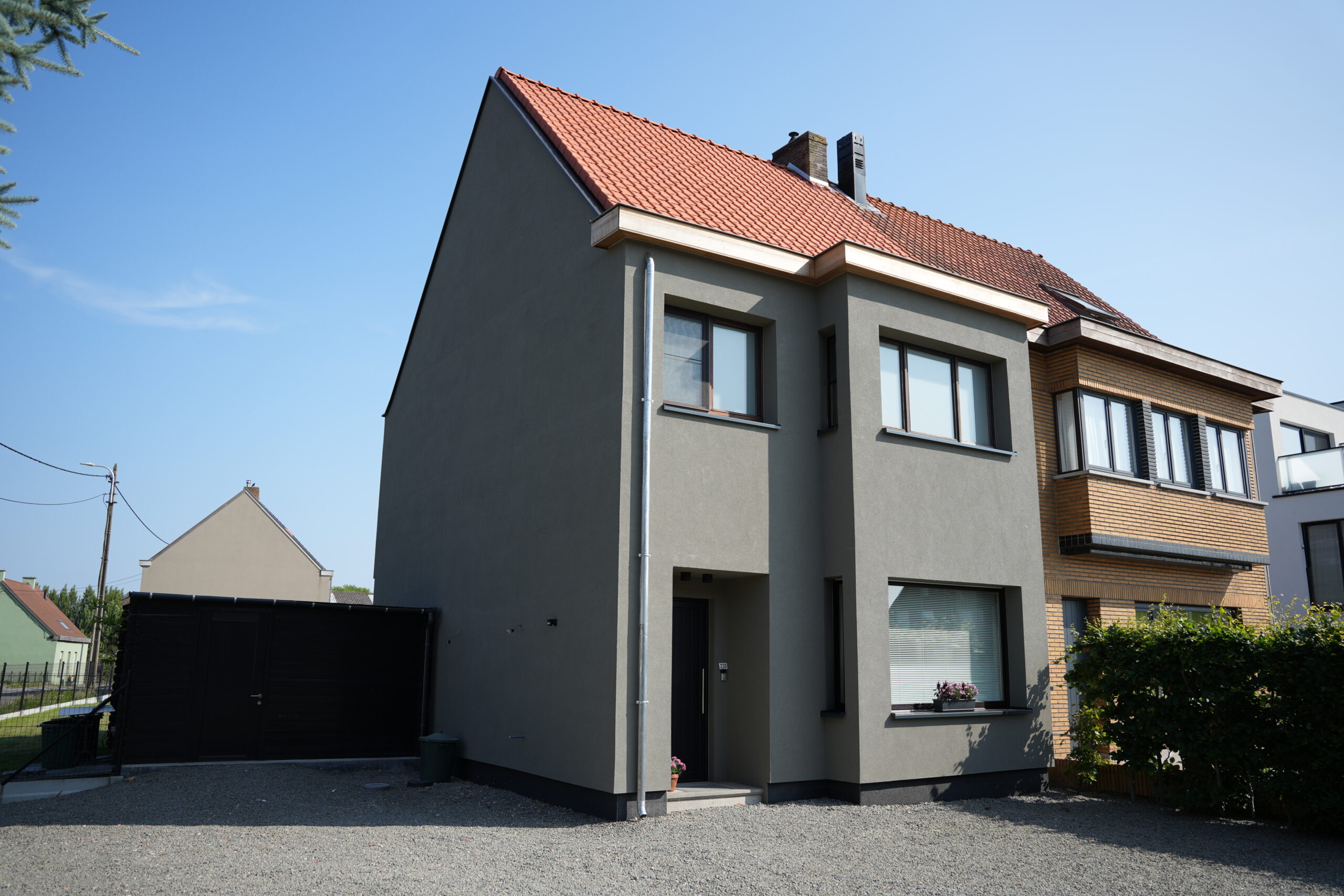 Woning met een nieuw pannendak en gerenoveerde gevel
