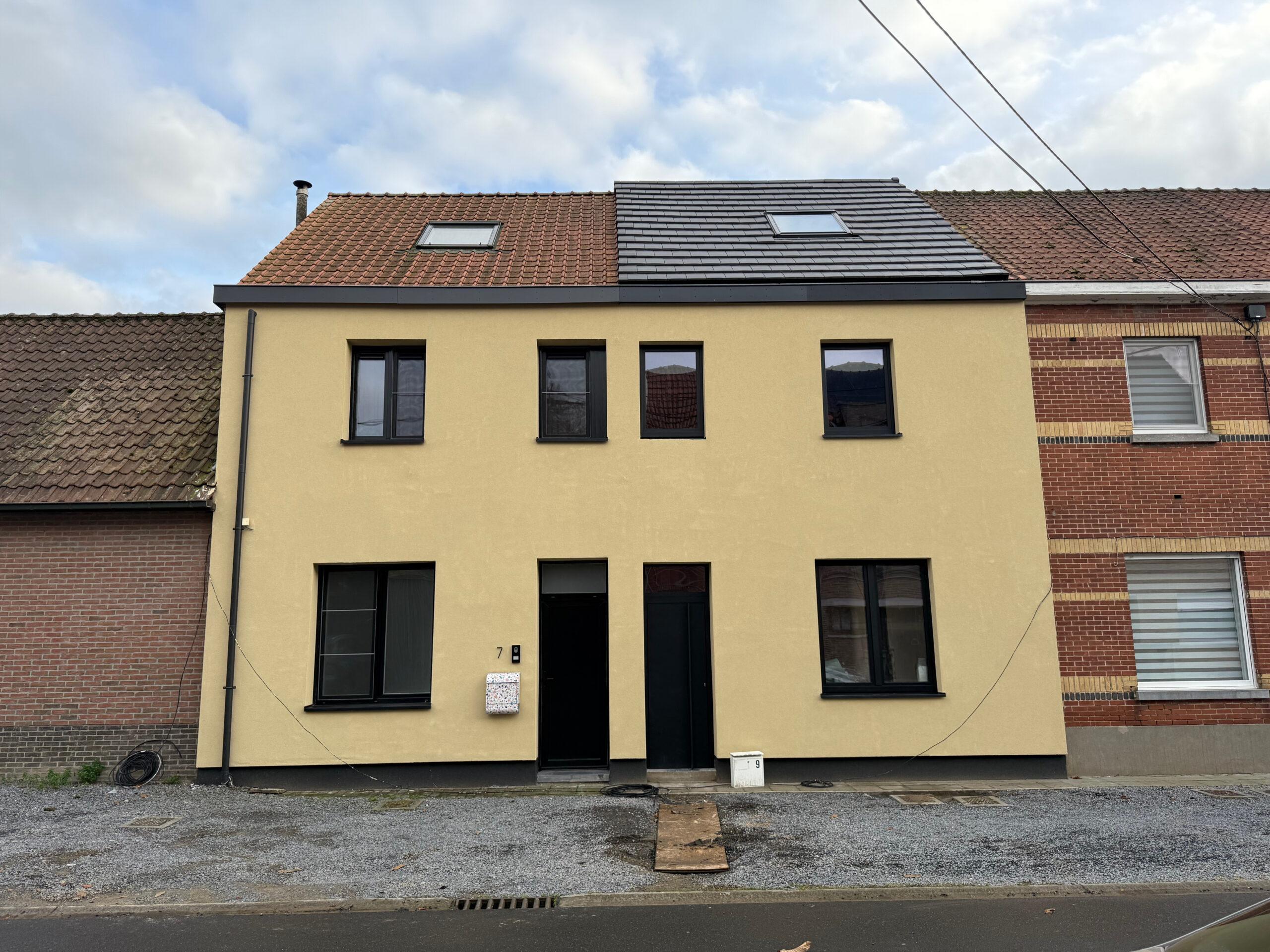 Rijwoning met een nieuwe gele crepi-gevel