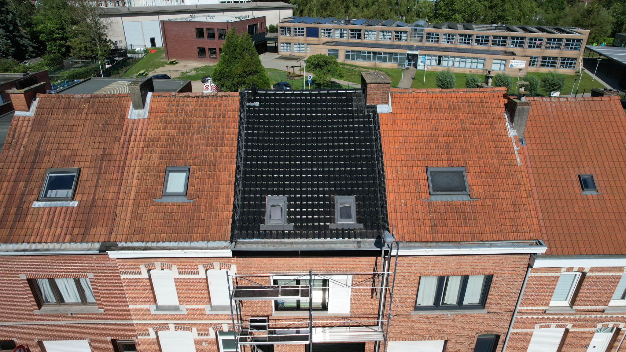 Rij woningen met een vernieuwd pannendak