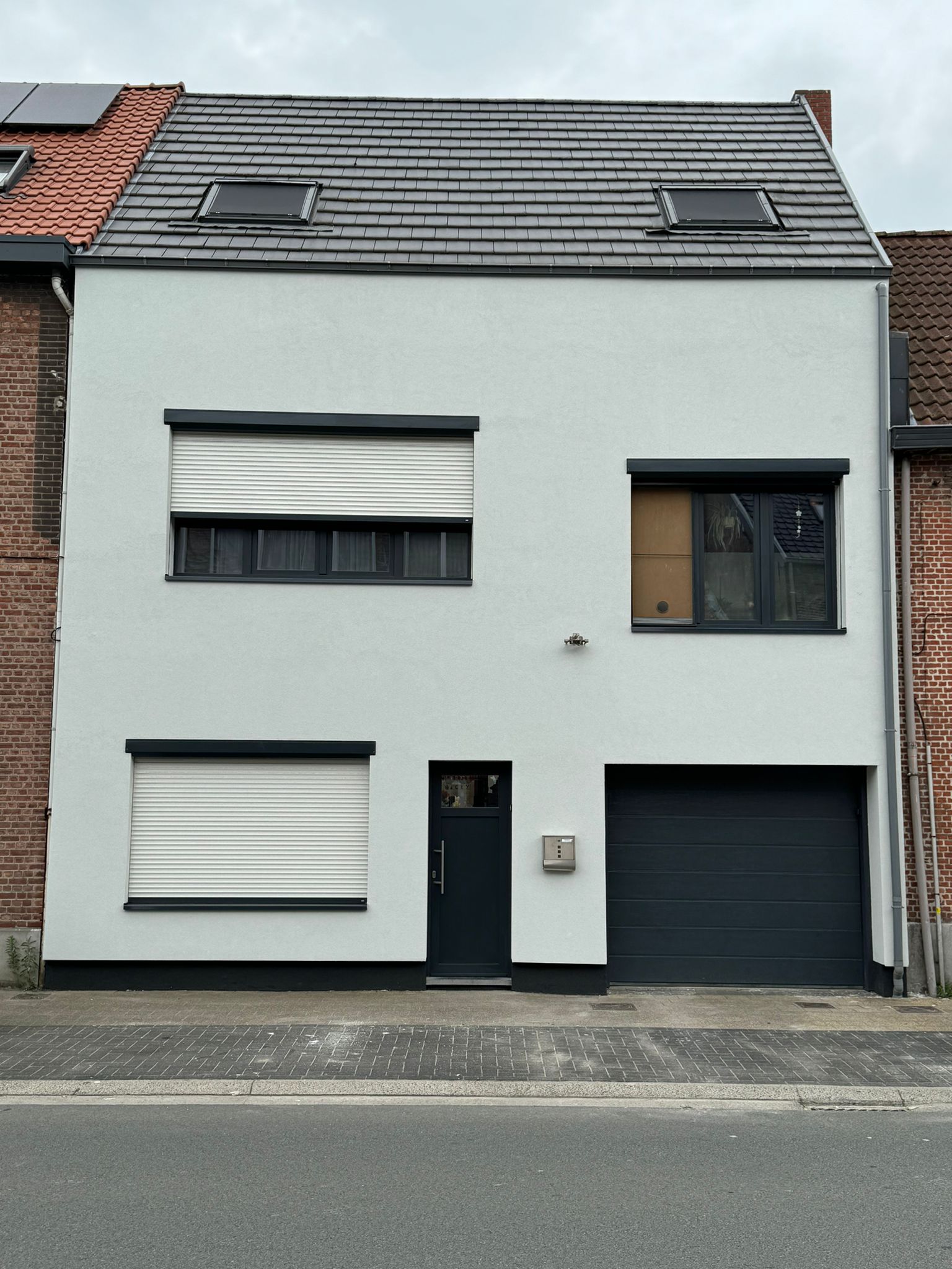 Gerenoveerde woning met witte gevel