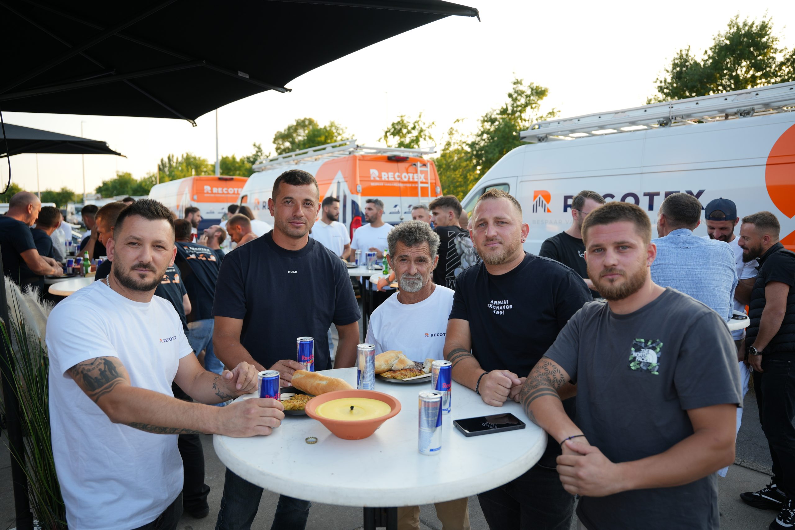 Collega’s van Recotex samen op een barbecue