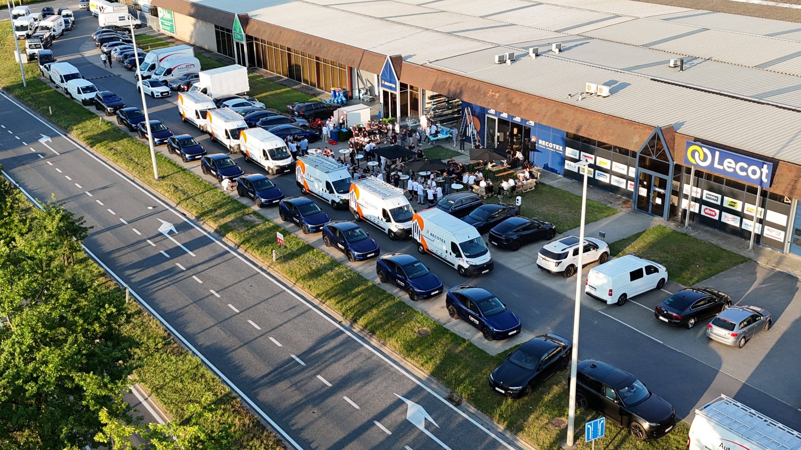Bedrijfswagens van Recotex aan het kantoor in Wetteren