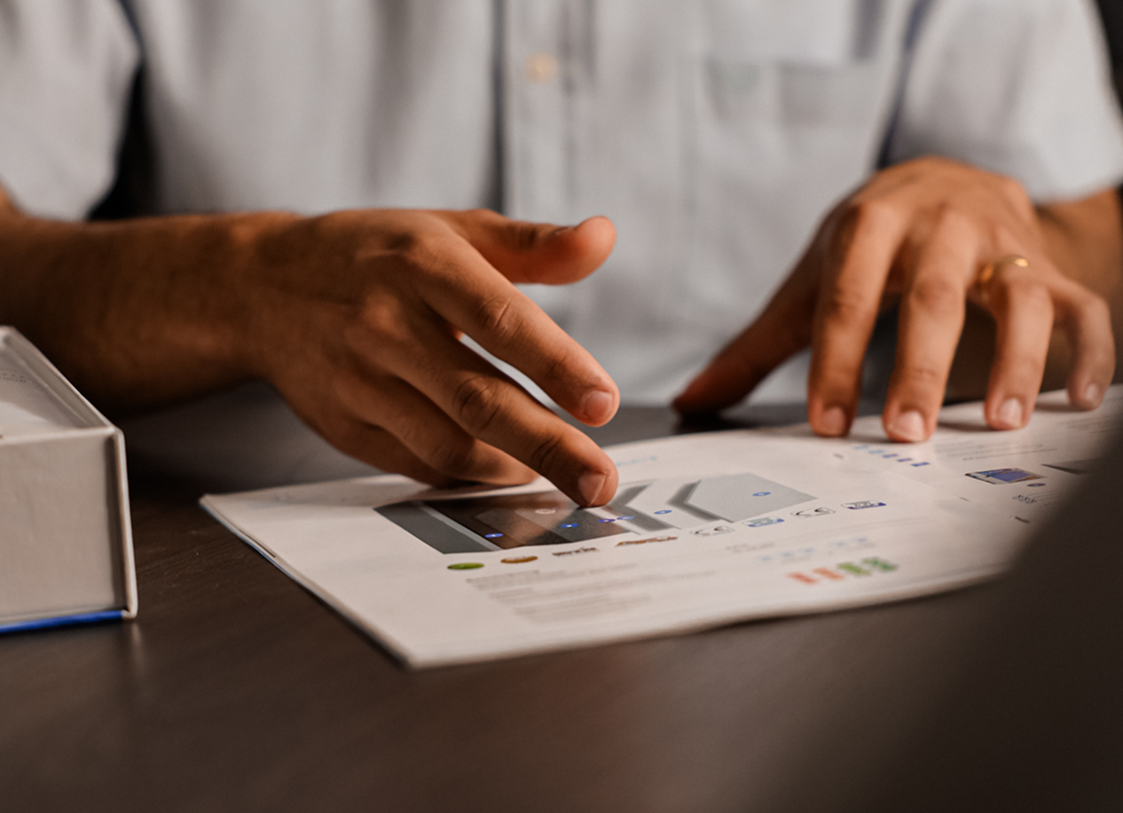 Een premiedossier met het EPC-label van een woning op tafel