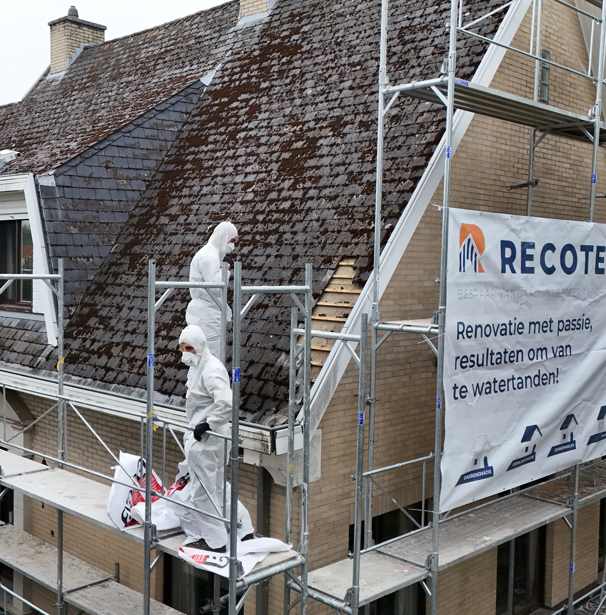 Asbestverwijdering op een dak door Recotex in beschermende kledij