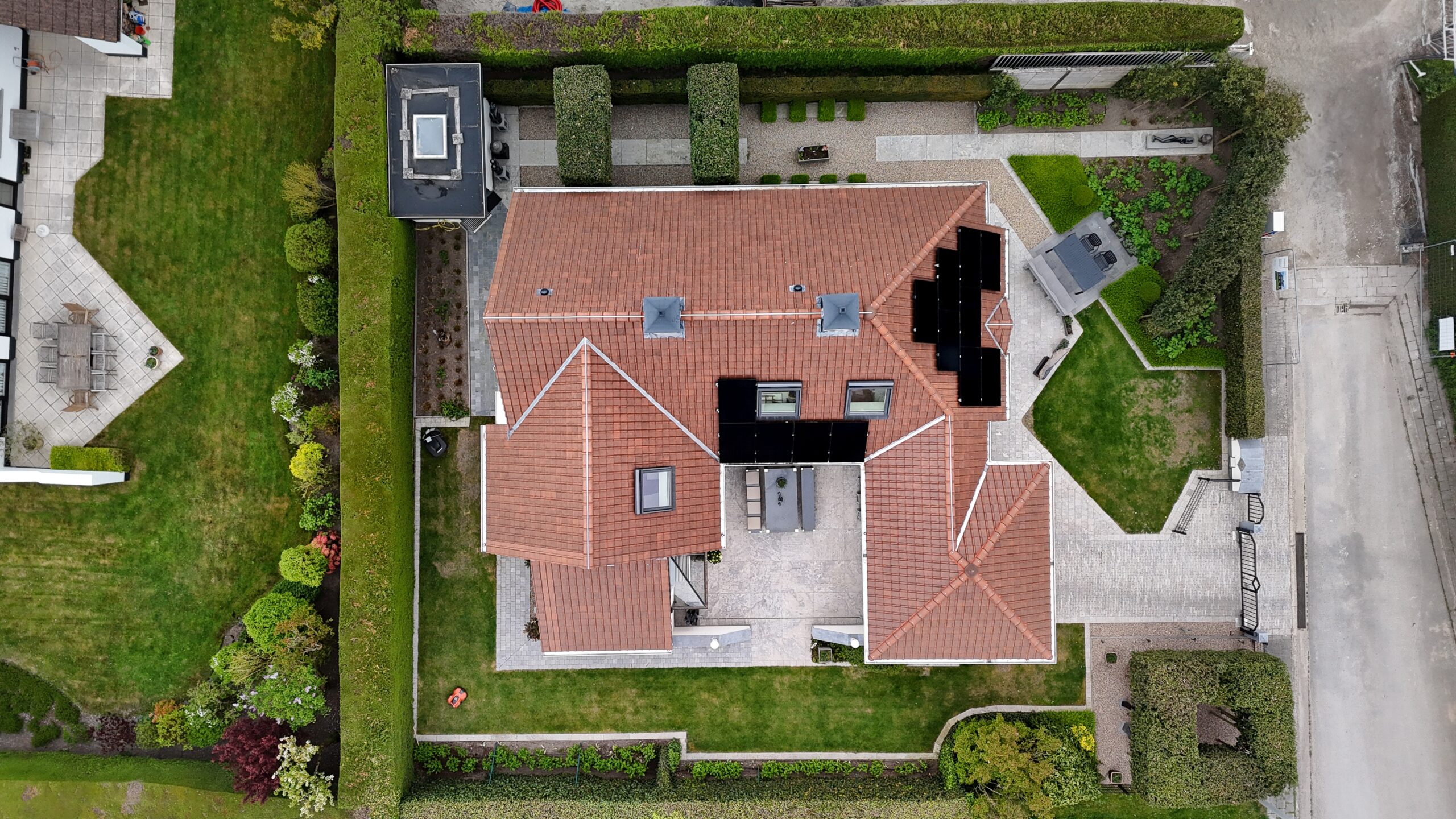 Luchtfoto van een woning met een nieuw pannendak
