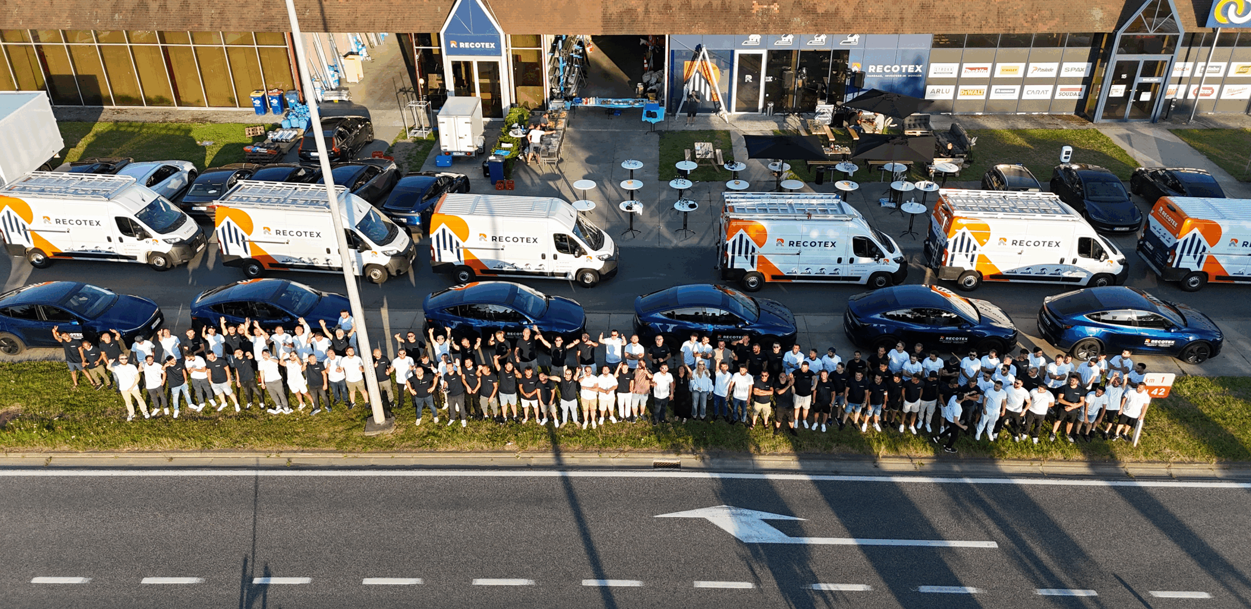 Het Recotex-team met de bedrijfswagens voor het kantoor in Wetteren