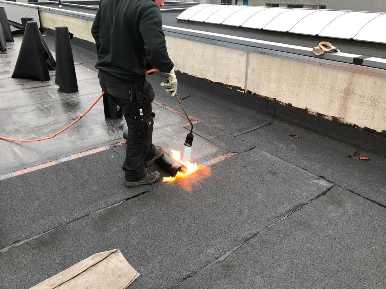 plaatsing van roofing met brander