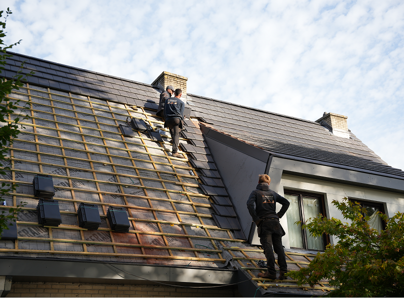 Dakwerkers van Recotex op een dak