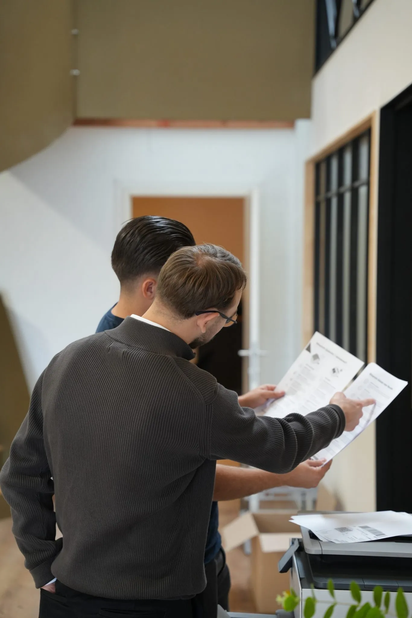 Een medewerker van Recotex overloopt een premiedossier