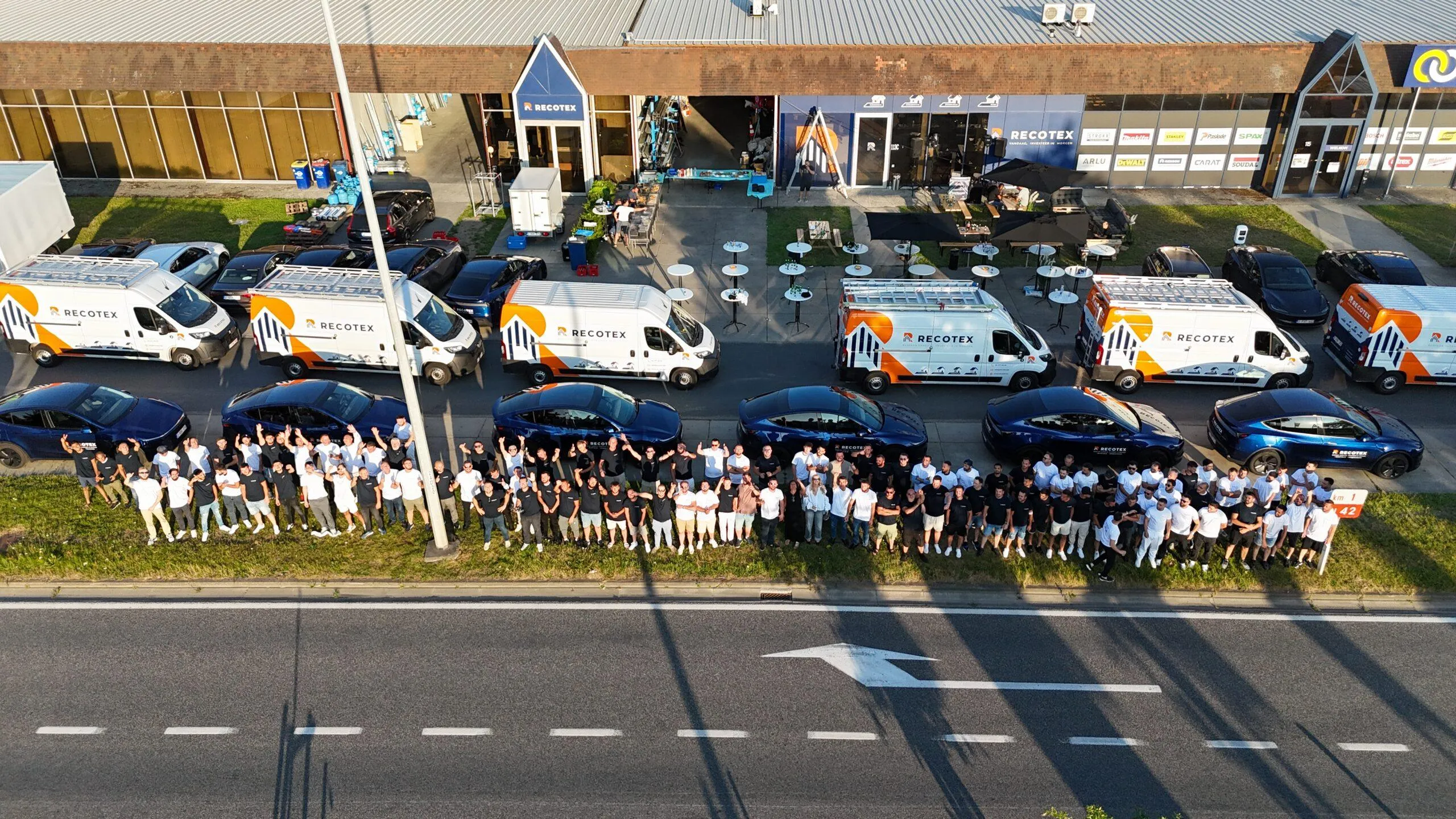 Het Recotex-team en de bestelwagens voor het kantoor in Wetteren
