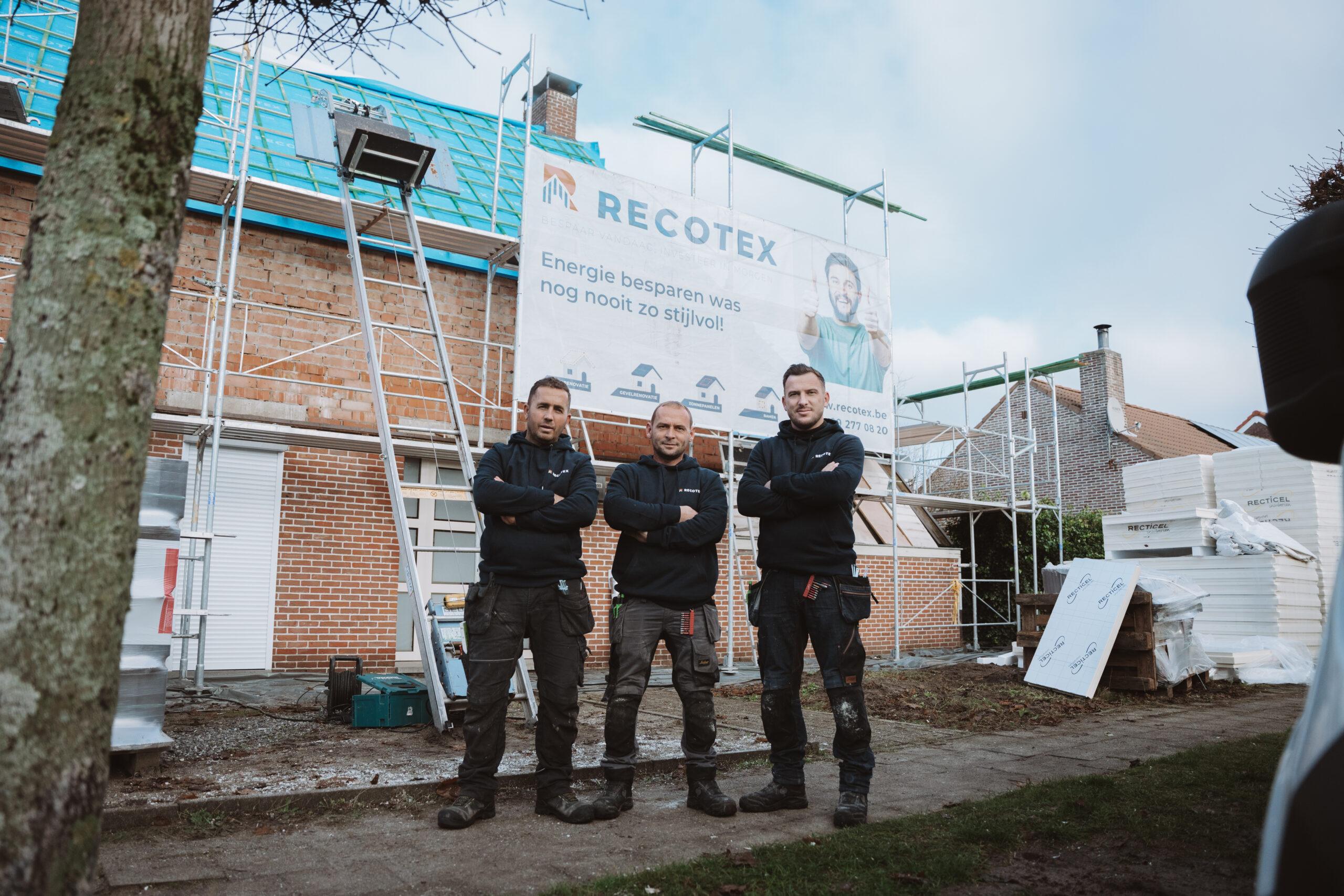 Een ploeg van Recotex voor een werf met een Recotex-spandoek