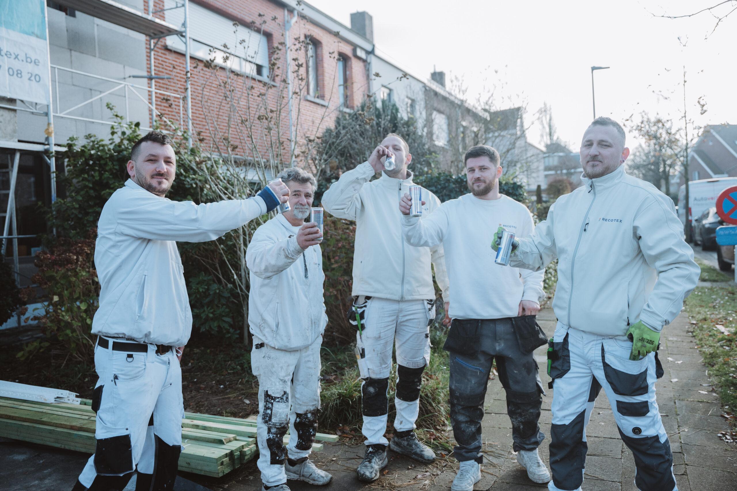 Een ploeg gevelwerkers van Recotex op de werf