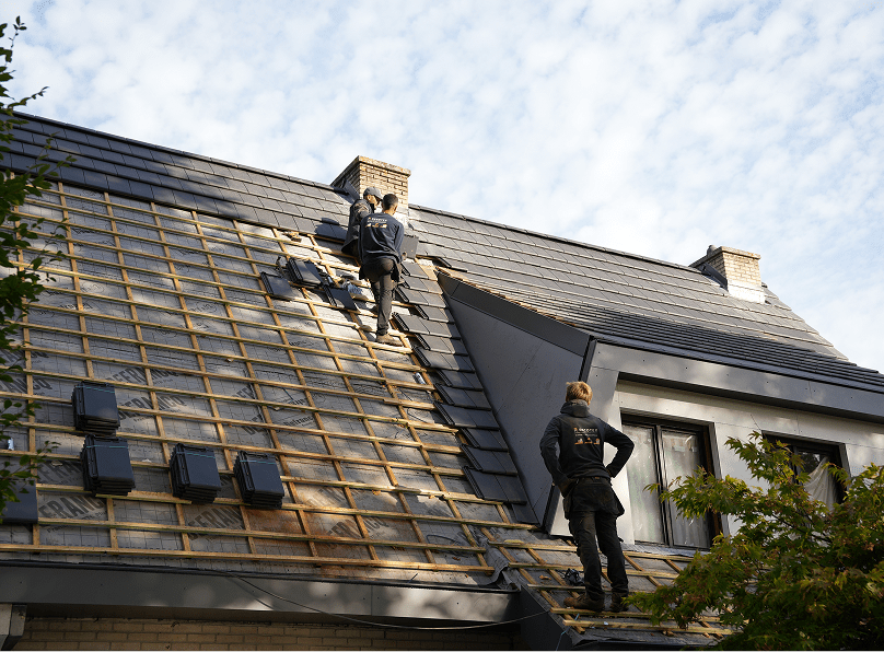 Dakwerkers van Recotex leggen een nieuw leien dak