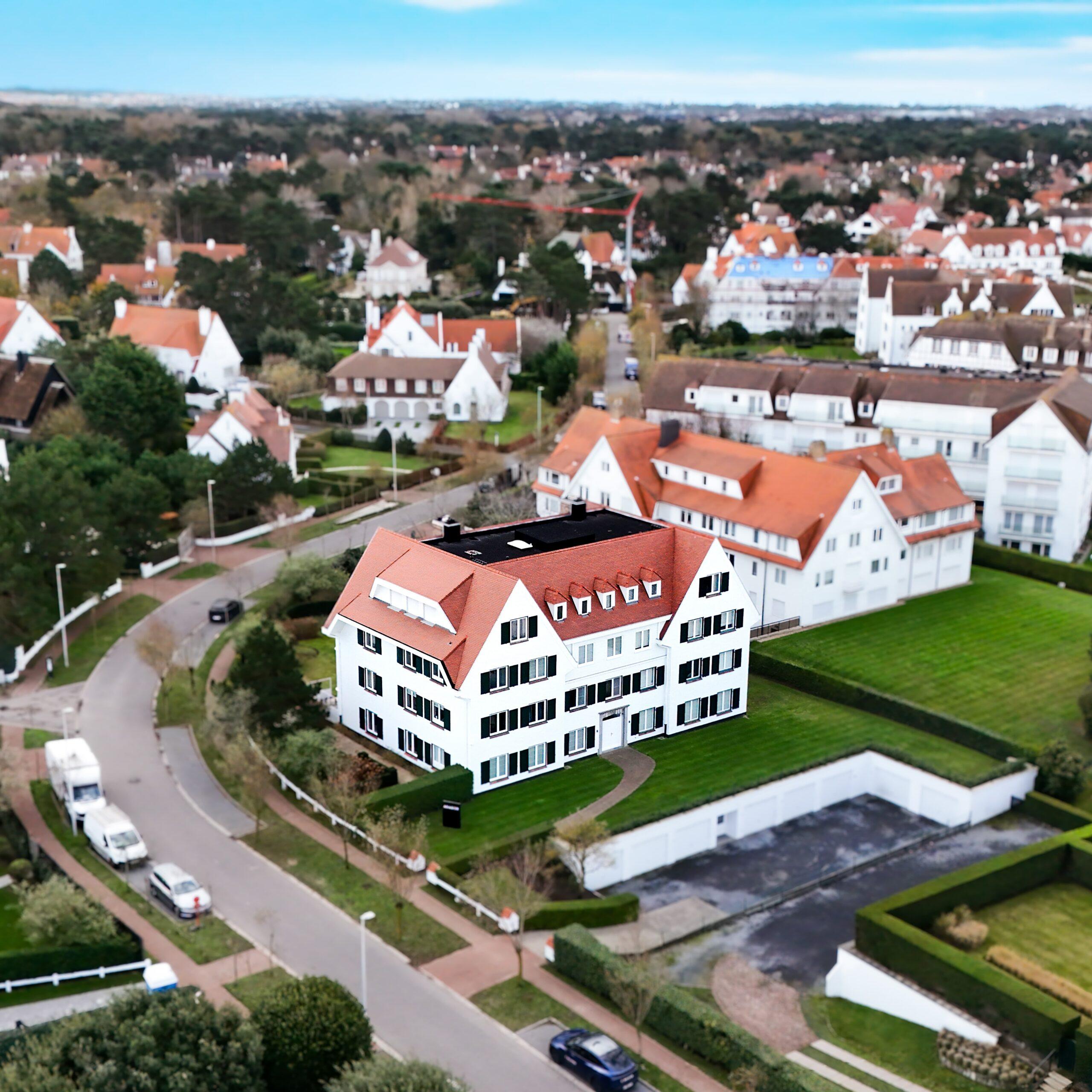 Dakwerken aan een villa in Knokke