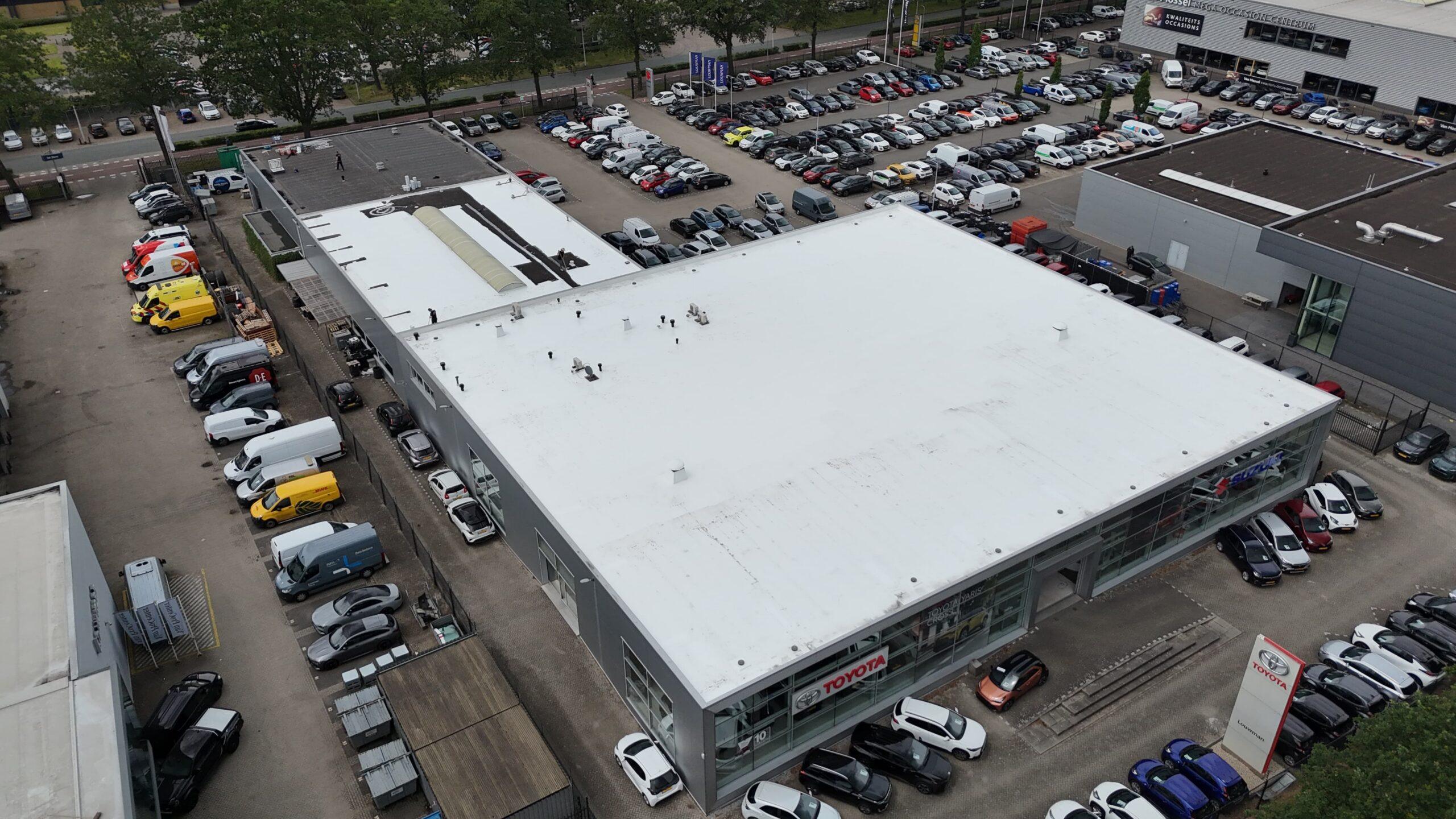 Plat dak van een bedrijfspand vernieuwd met liquid roofing
