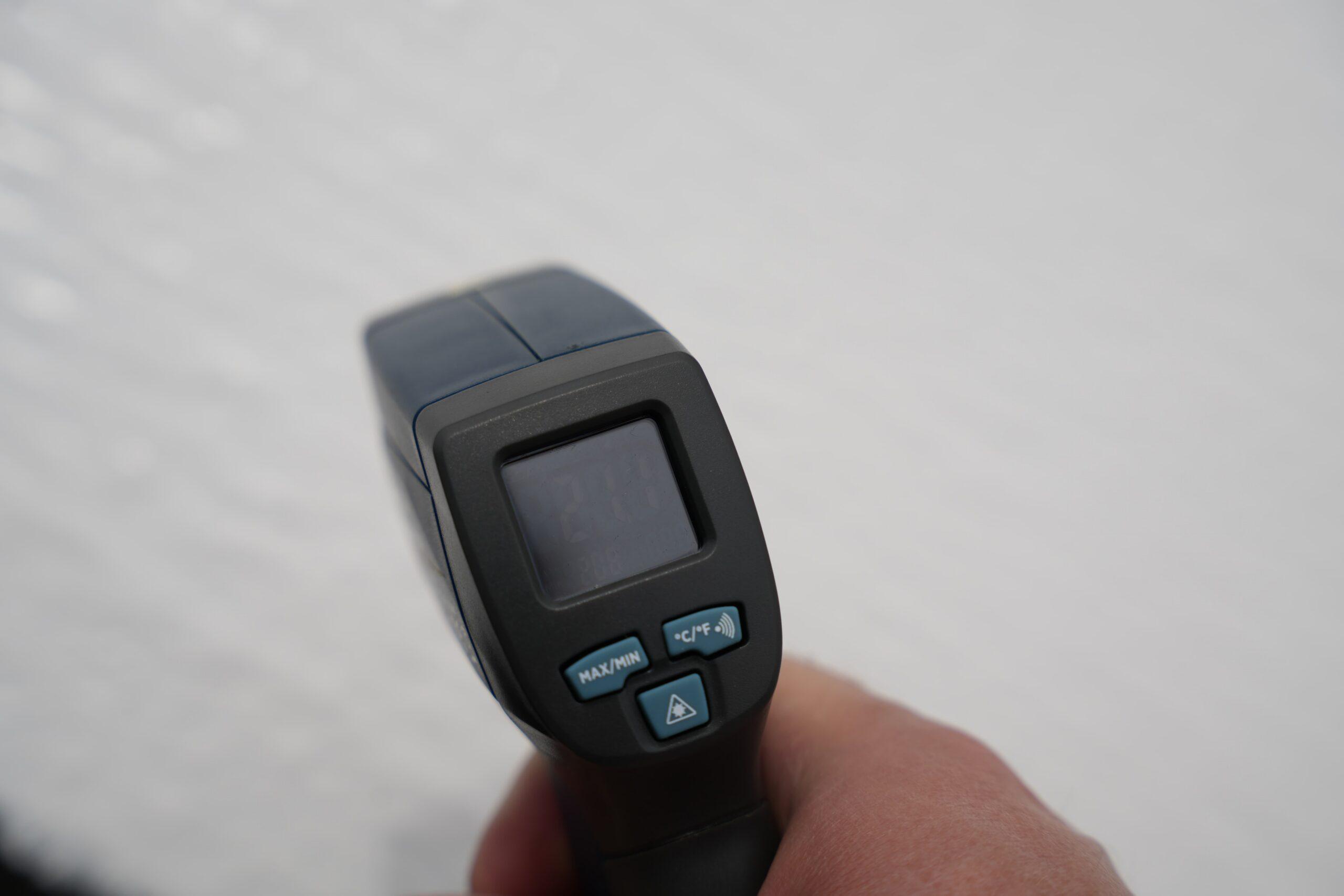 Temperatuurmeting op het witte liquid-roofingdak