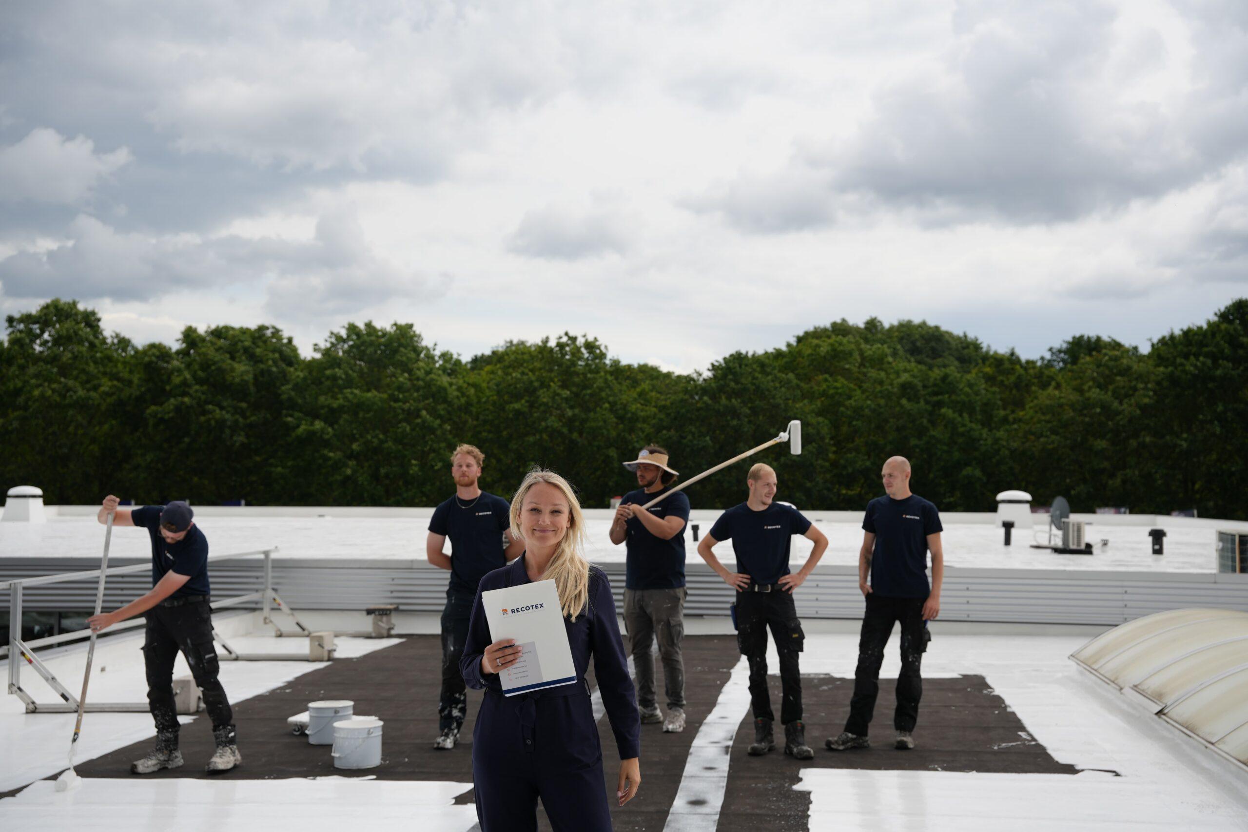 Het team van Recotex op een plat dak met de witte Solvion-laag