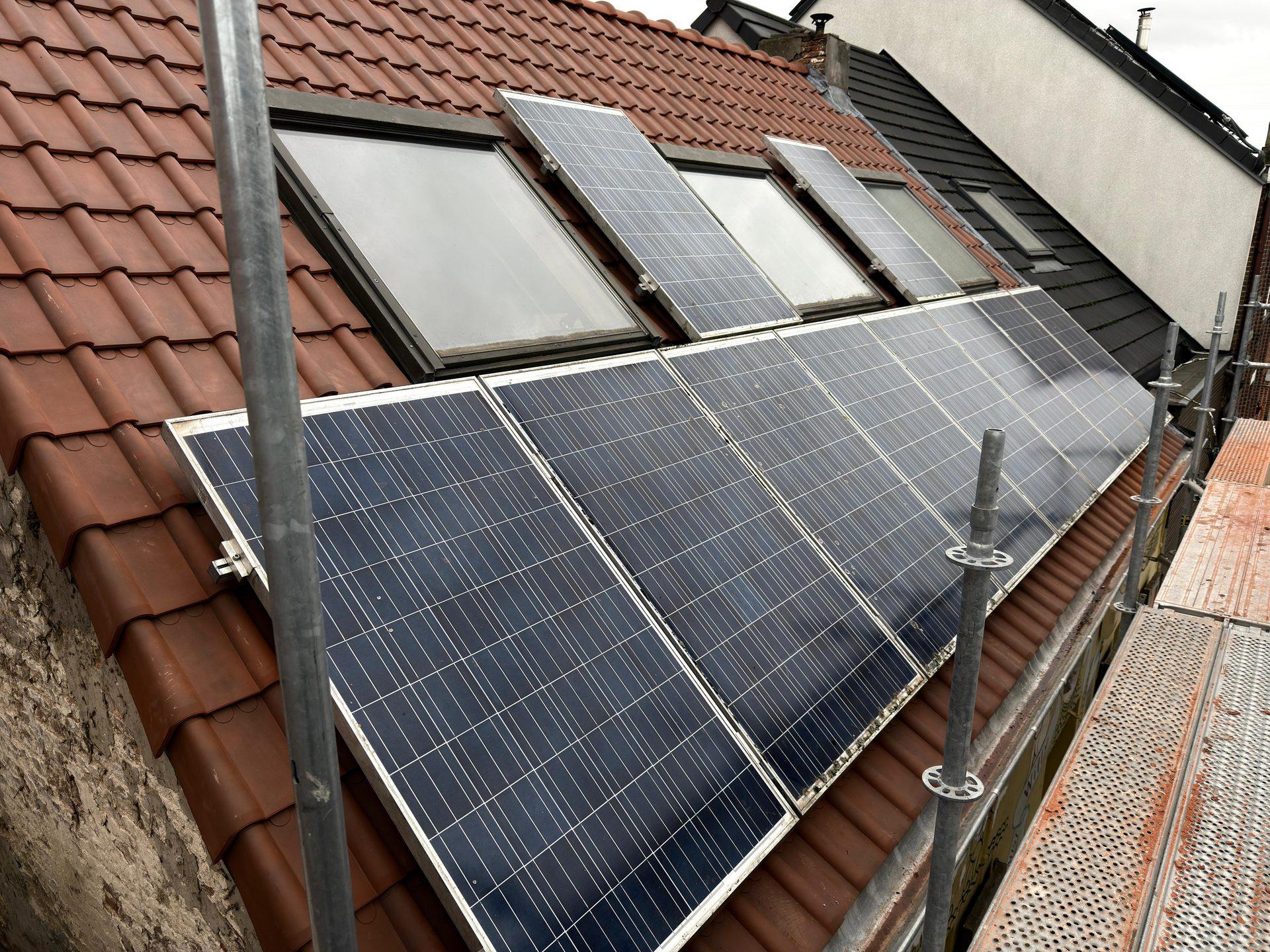 Overzicht van het vernieuwde dak met zonnepanelen in Bornem