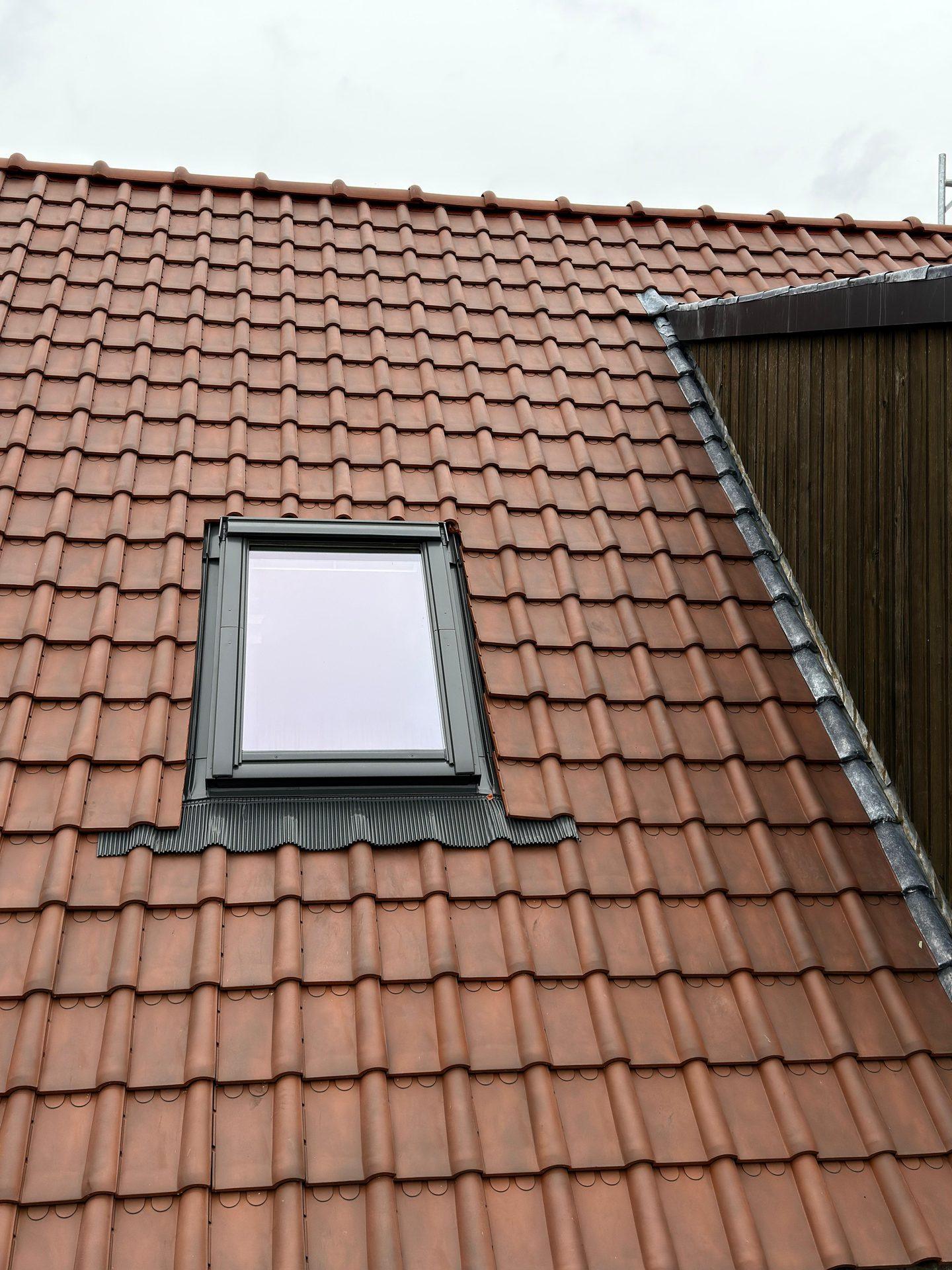 Nieuw rood pannendak met dakvenster in Bornem