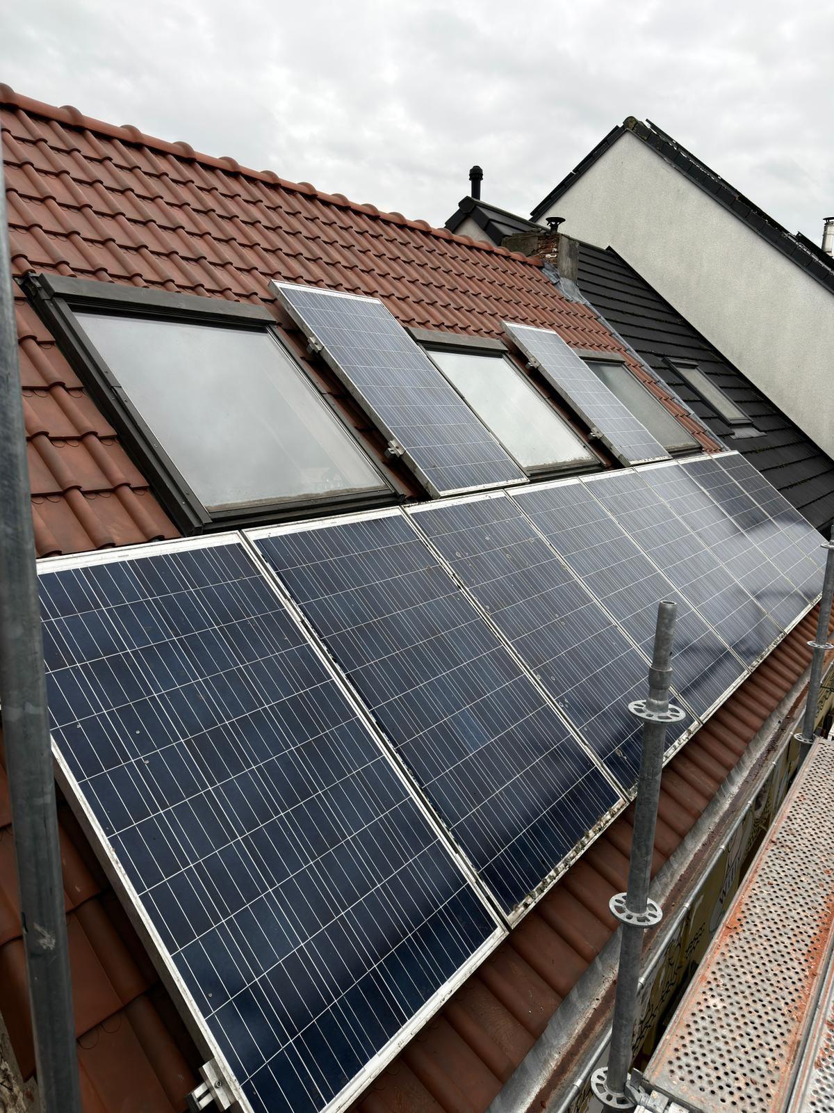 Herplaatste zonnepanelen op het nieuwe pannendak in Bornem