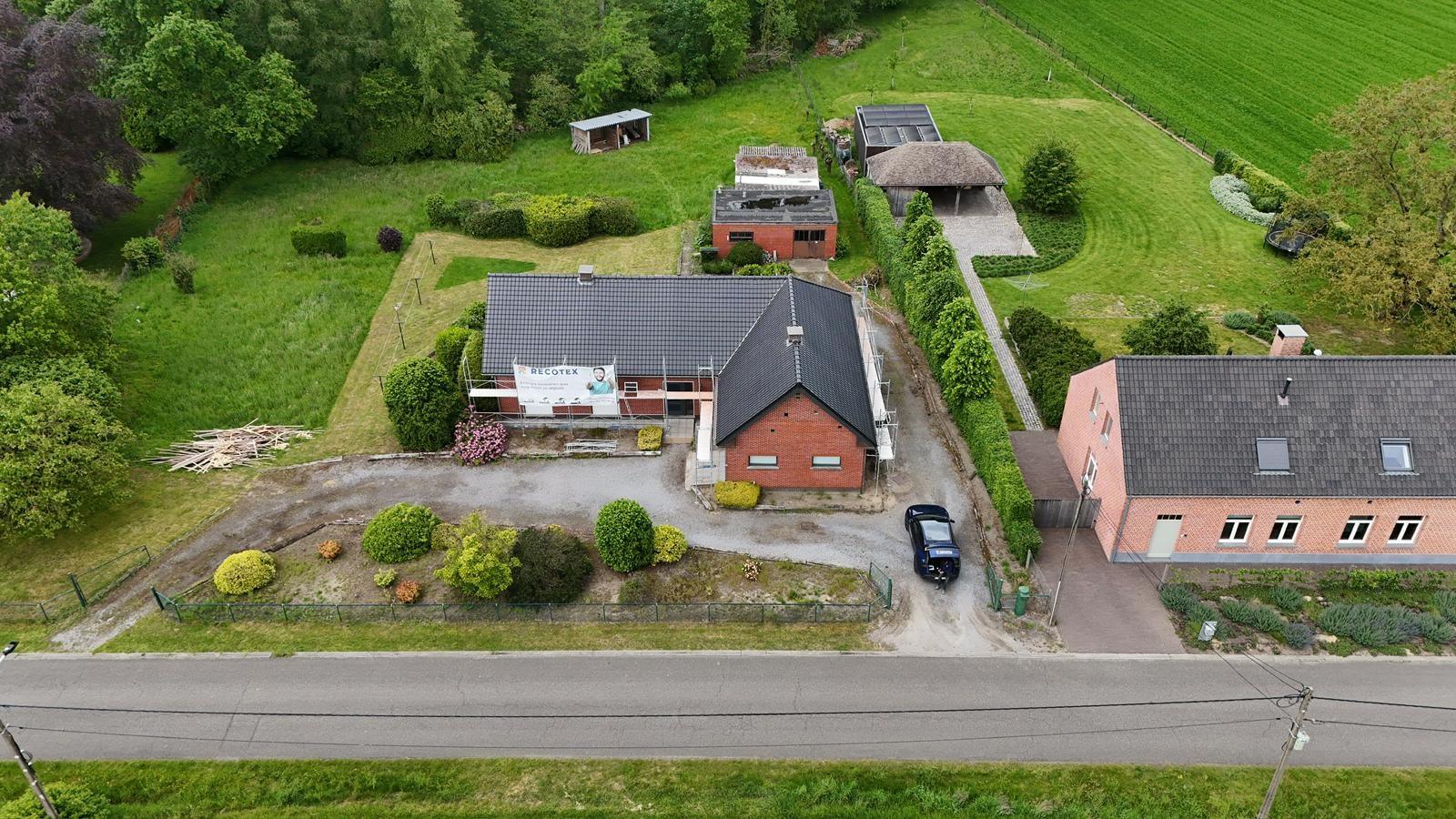 L-vormige woning met nieuw antraciet pannendak in Geel