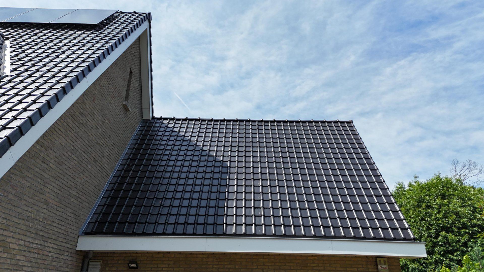 Detail van het strakke pannenwerk en de witte boeiboorden in Herent