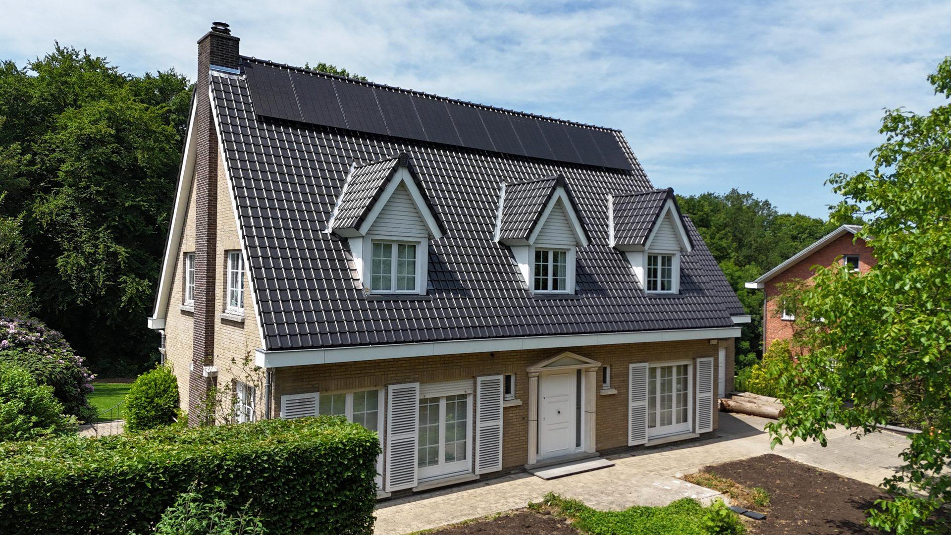 Nieuw pannendak met drie dakkapellen en witte luiken in Herent