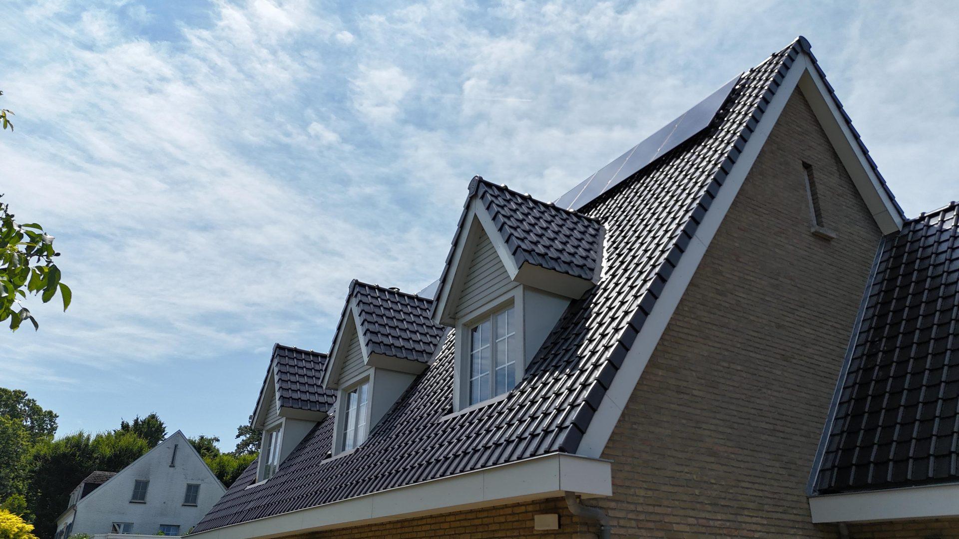 Drie vernieuwde dakkapellen in perspectief na de dakrenovatie in Herent
