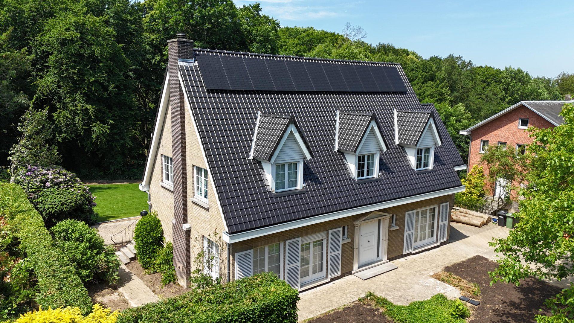 Dronefoto van het vernieuwde dak met zonnepanelen in Herent
