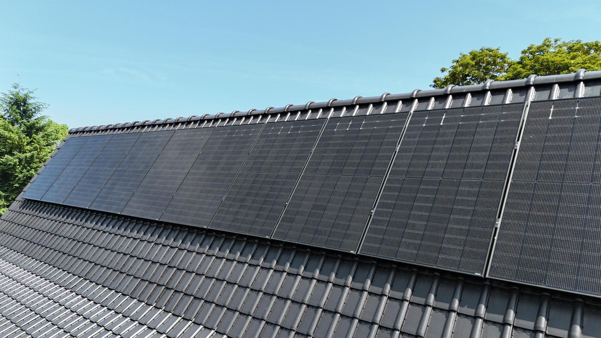 Zonnepanelen langs de nok van het nieuwe pannendak in Herent