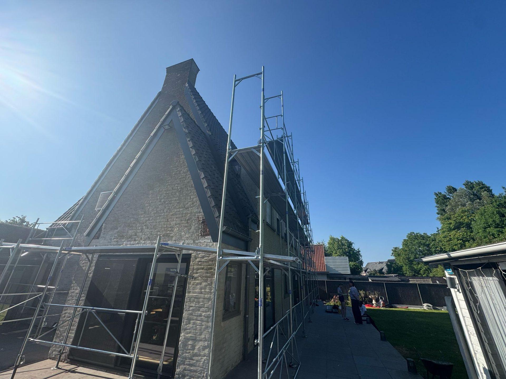 Puntgevel met nieuwe gevelpuntbekleding en zinkwerk in Ingelmunster