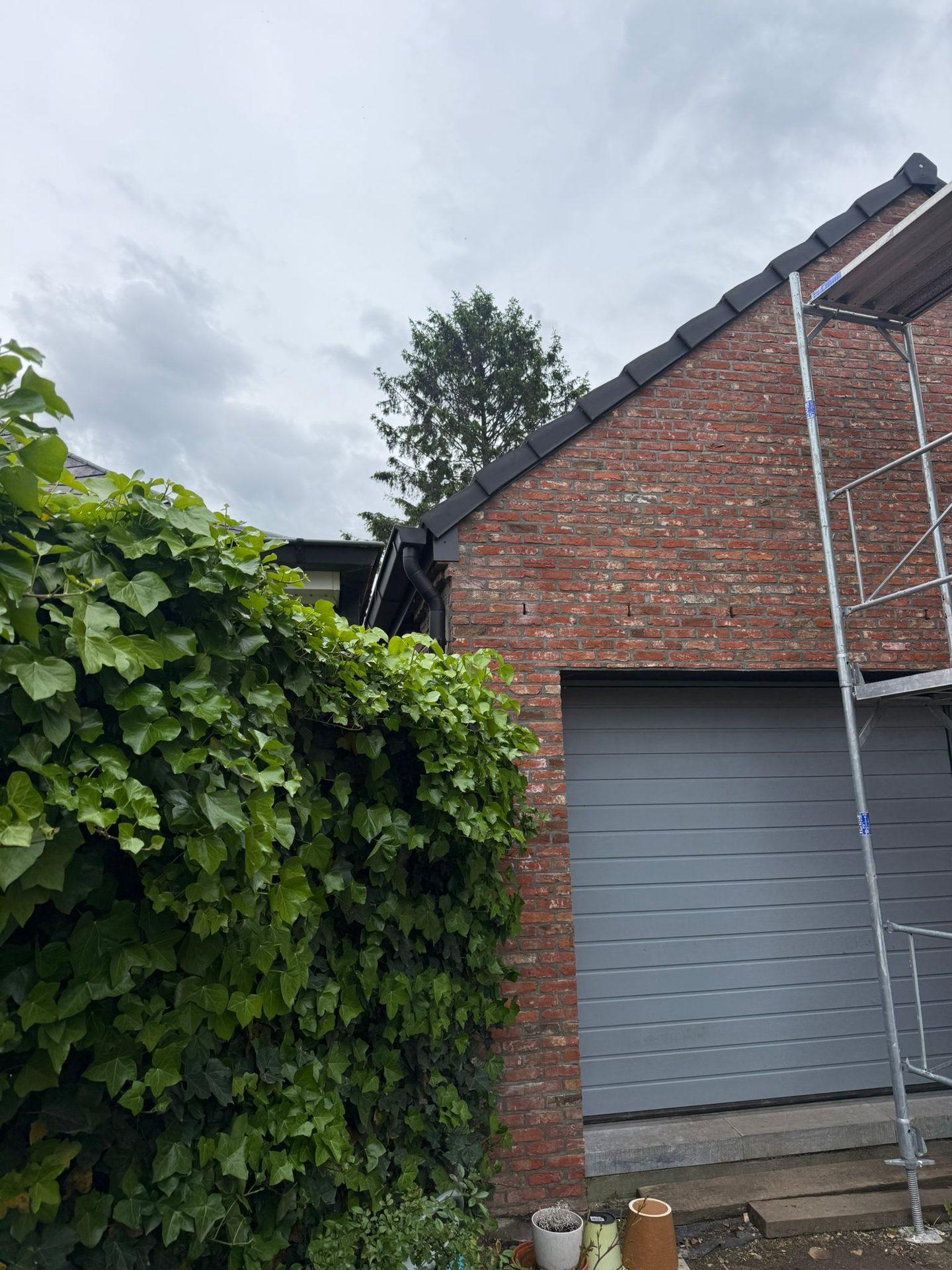 Garagegevel met nieuwe antraciet dakrand in Londerzeel