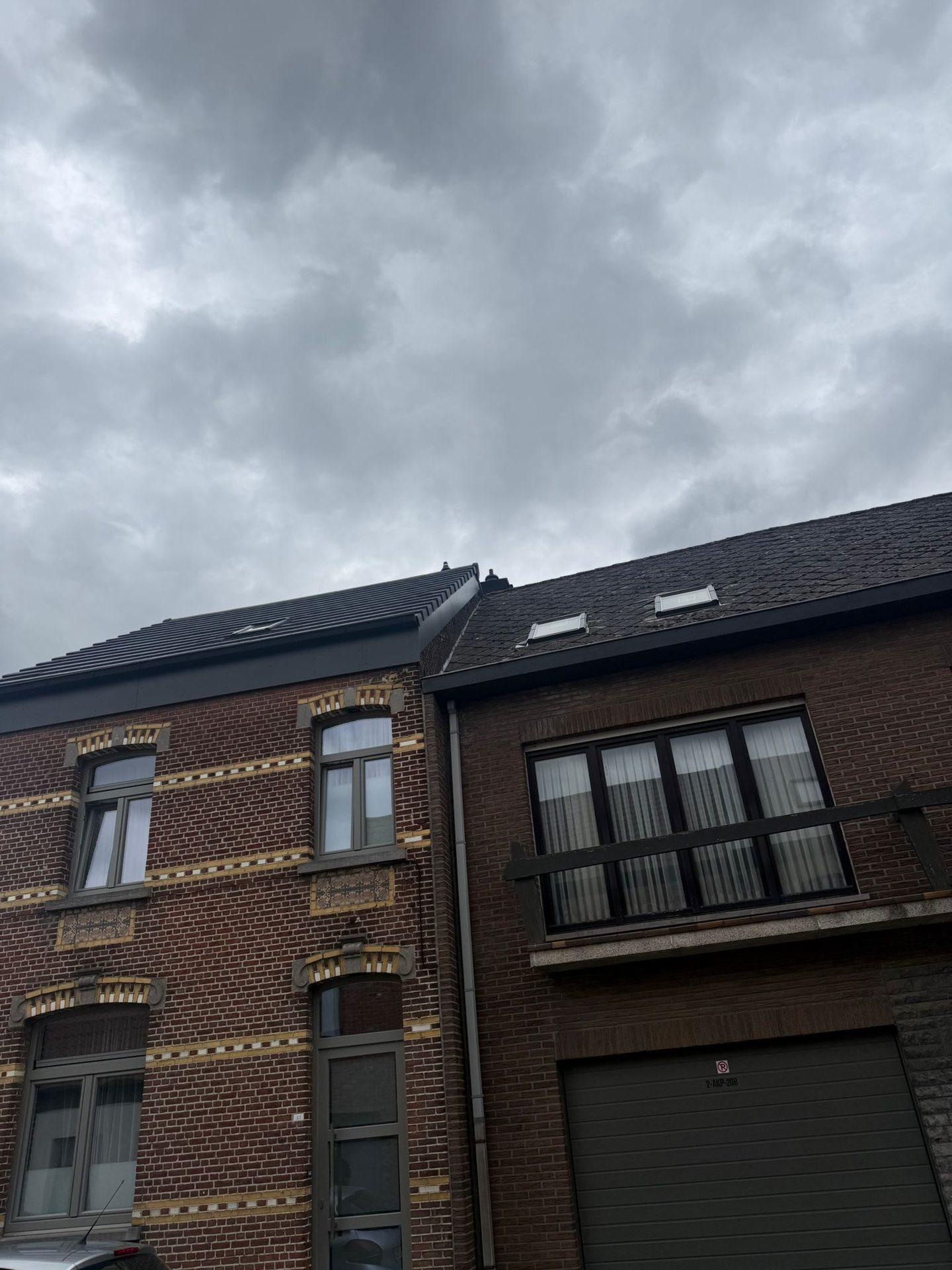 Gerenoveerde woning met nieuw dak naast het oude buurdak in Londerzeel