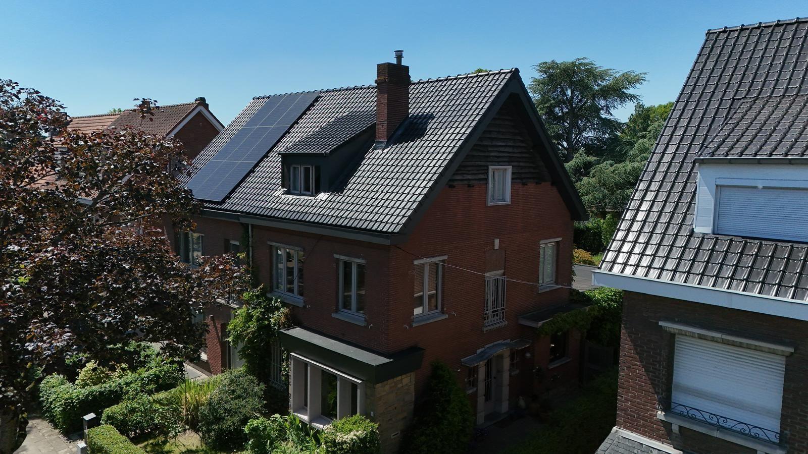Vernieuwd hellend dak in Mortsel met zonnepanelen en dakkapel