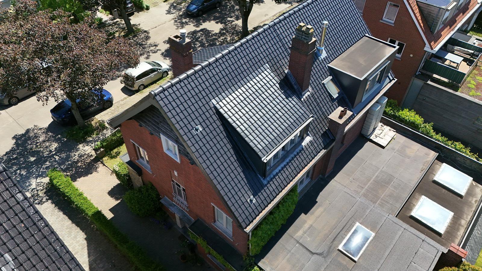 Dakuitbouw bekleed in antraciet na de dakwerken in Mortsel