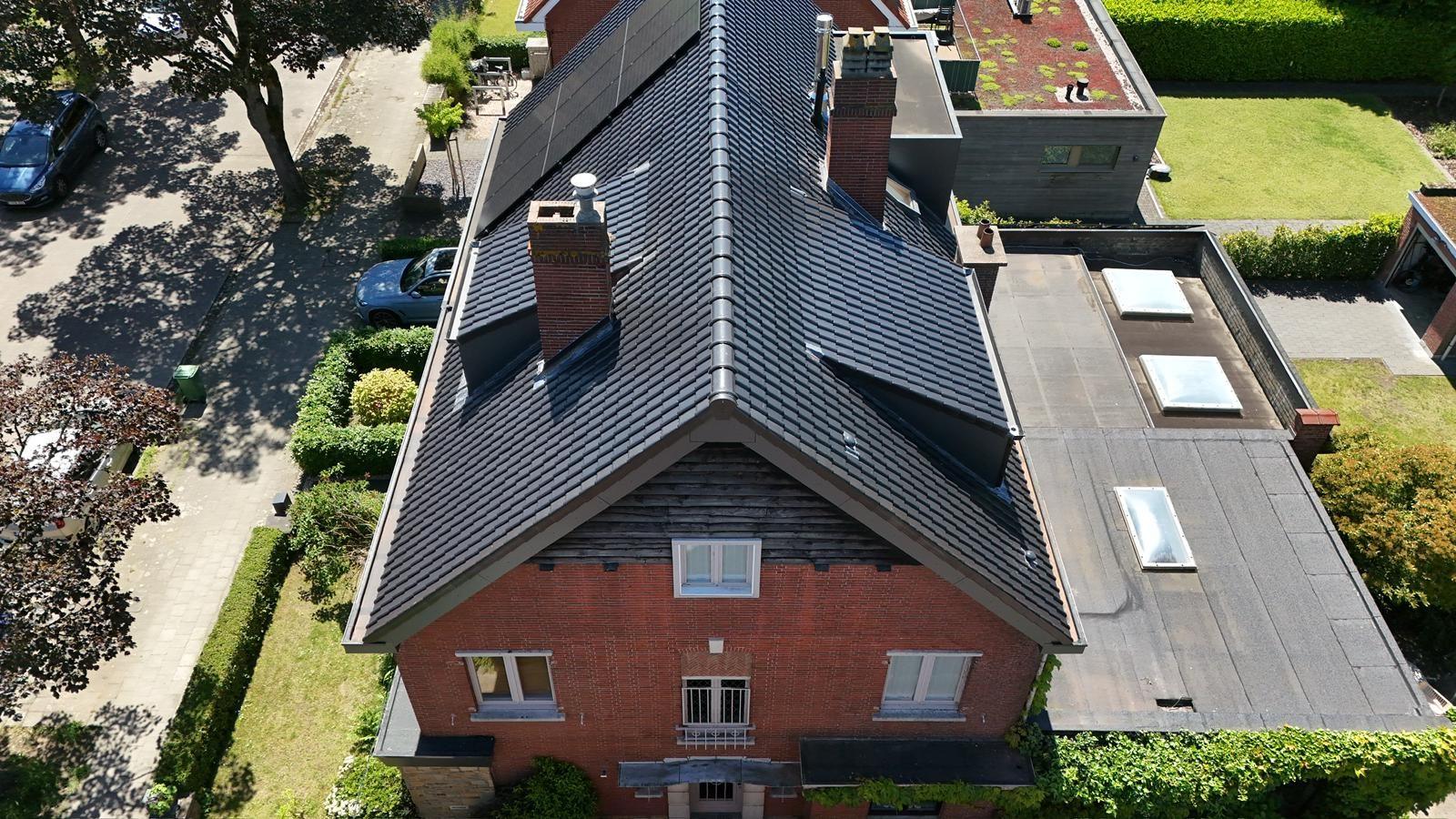 Voordakvlak met gerenoveerde schouwen en nieuw loodwerk in Mortsel