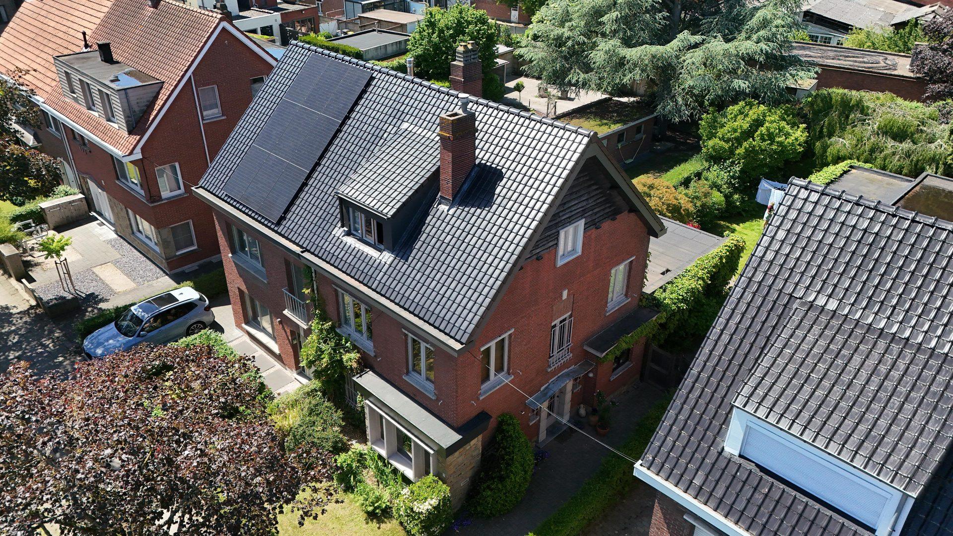Dronefoto van het gerenoveerde dak en de voorgevel in Mortsel