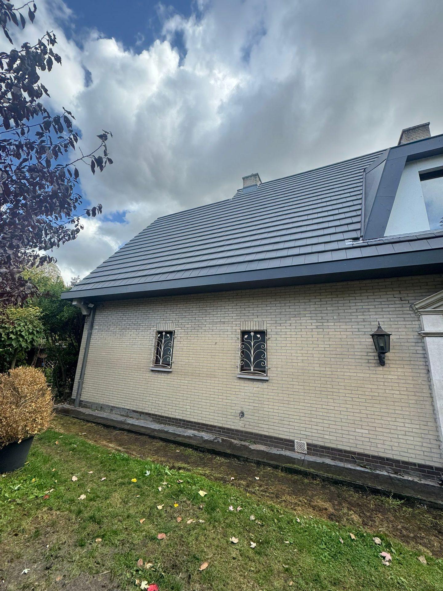 Zijgevel met nieuw antraciet pannendak in Sint-Andries Brugge