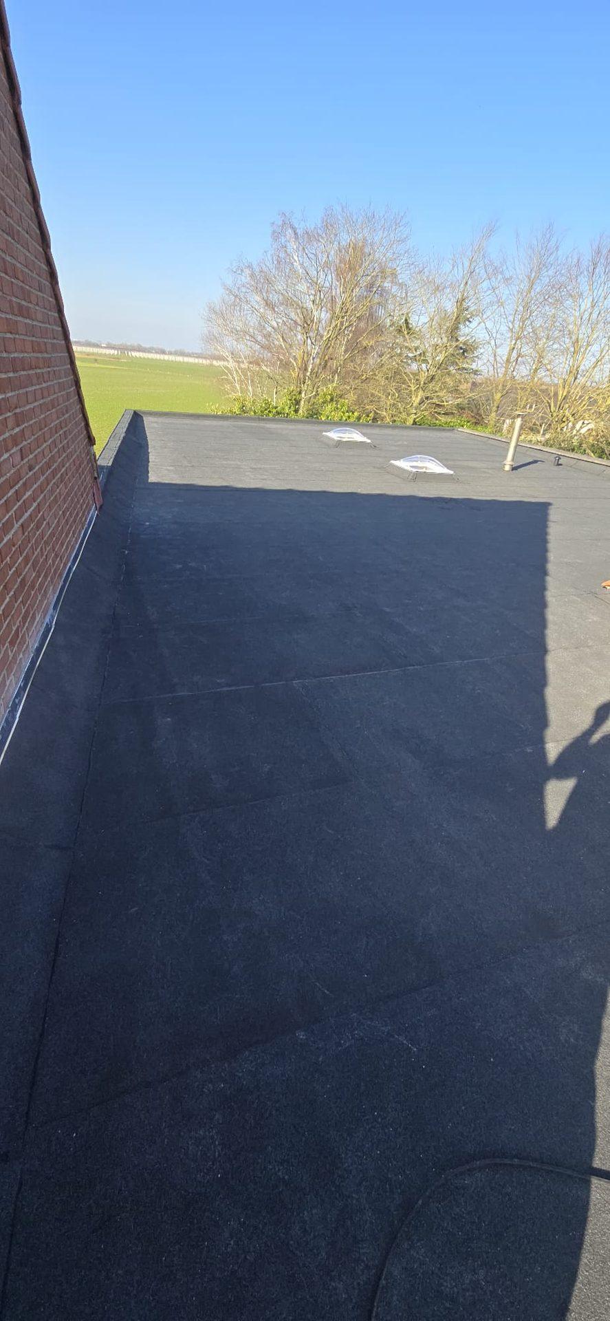 Nieuw plat dak met twee lichtkoepels in Wielsbeke