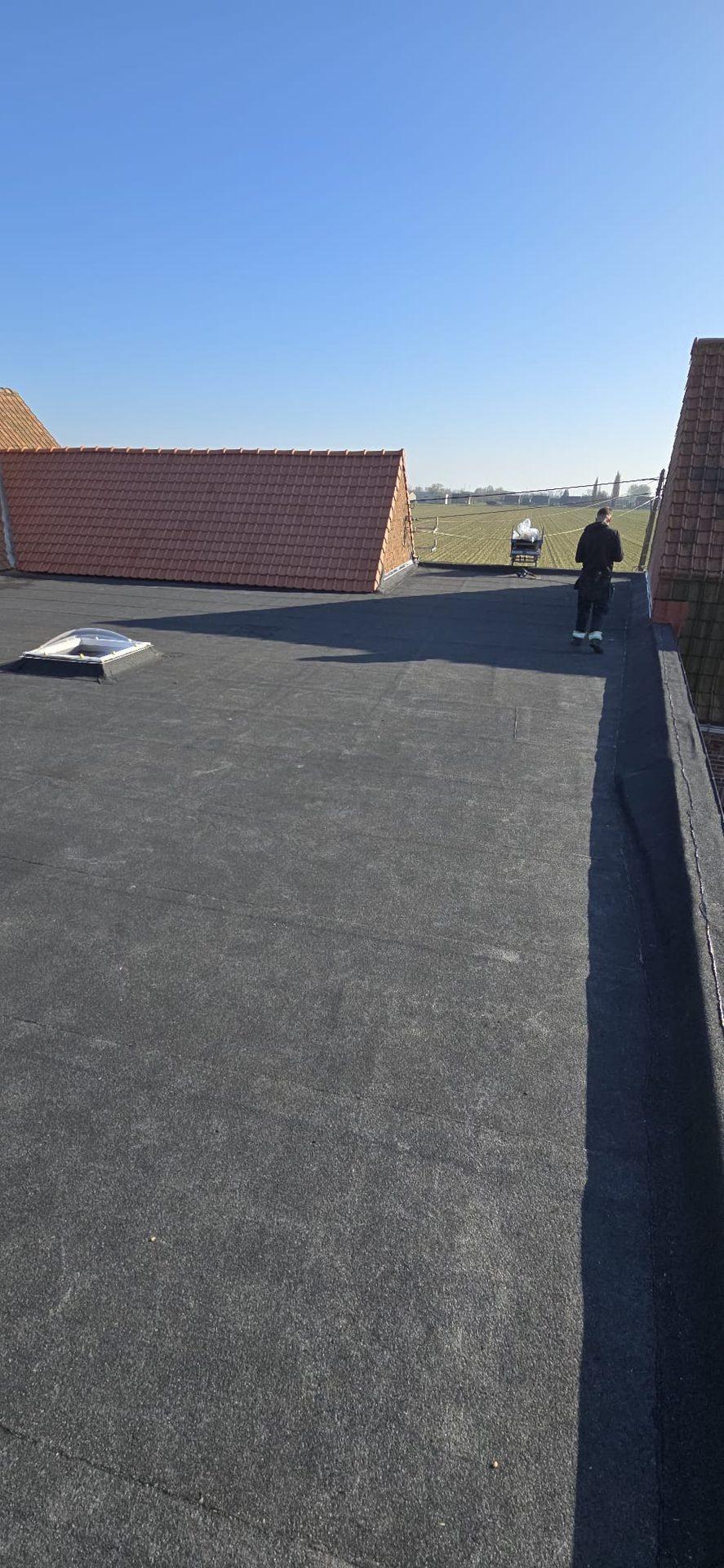 Overzicht van het nieuwe plat dak en beide pannendakvlakken in Wielsbeke