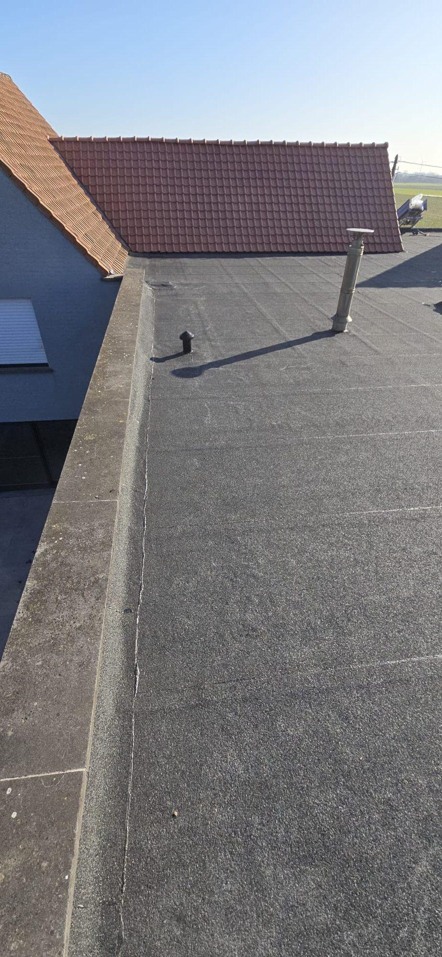 Nieuw oranjerood pannendak en inox schouw na de dakwerken in Wielsbeke