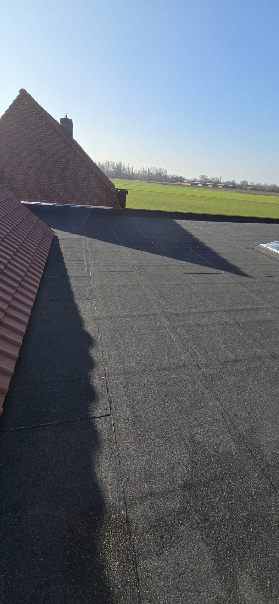 Plat dak aansluitend op de pannendakvlakken met topgevel in Wielsbeke