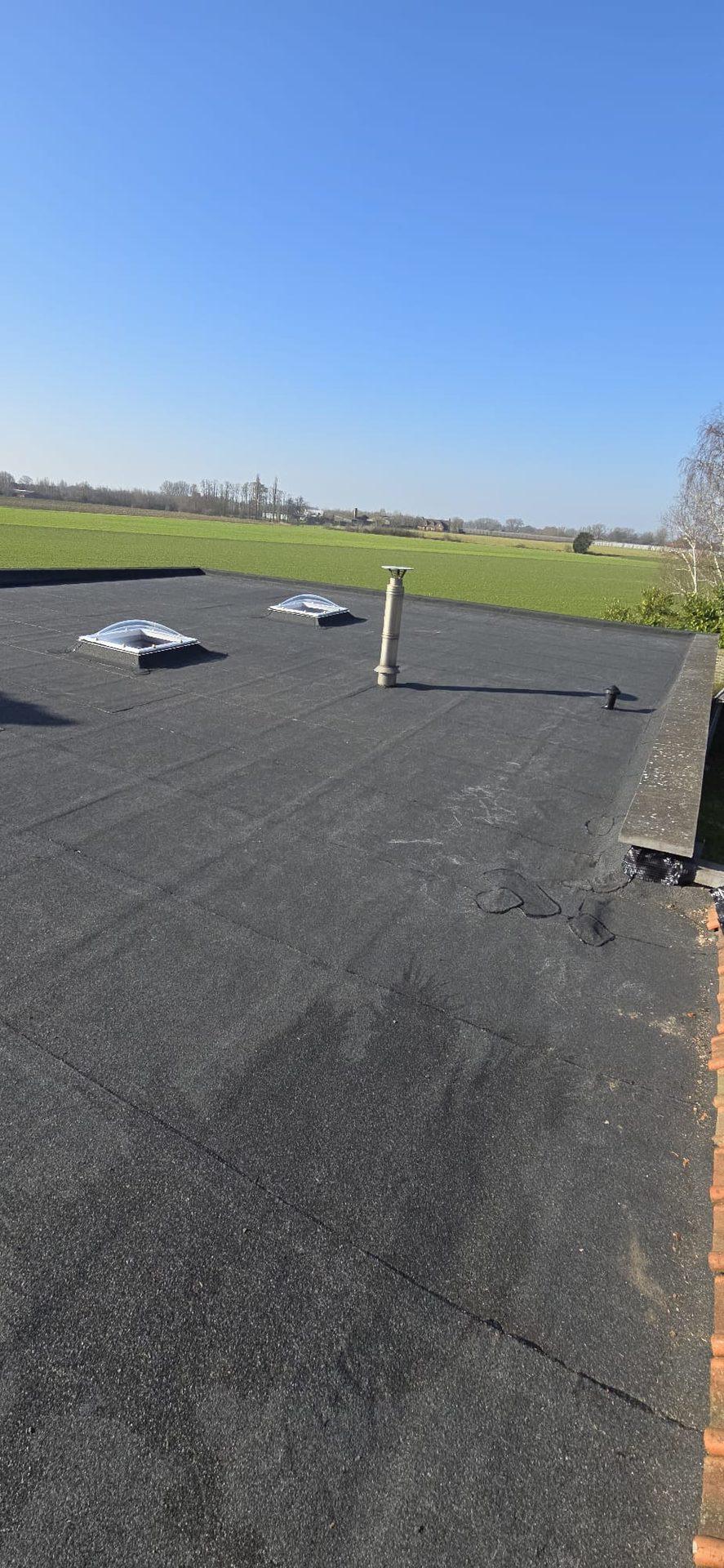 Weids zicht over het vernieuwde plat dak met koepels in Wielsbeke